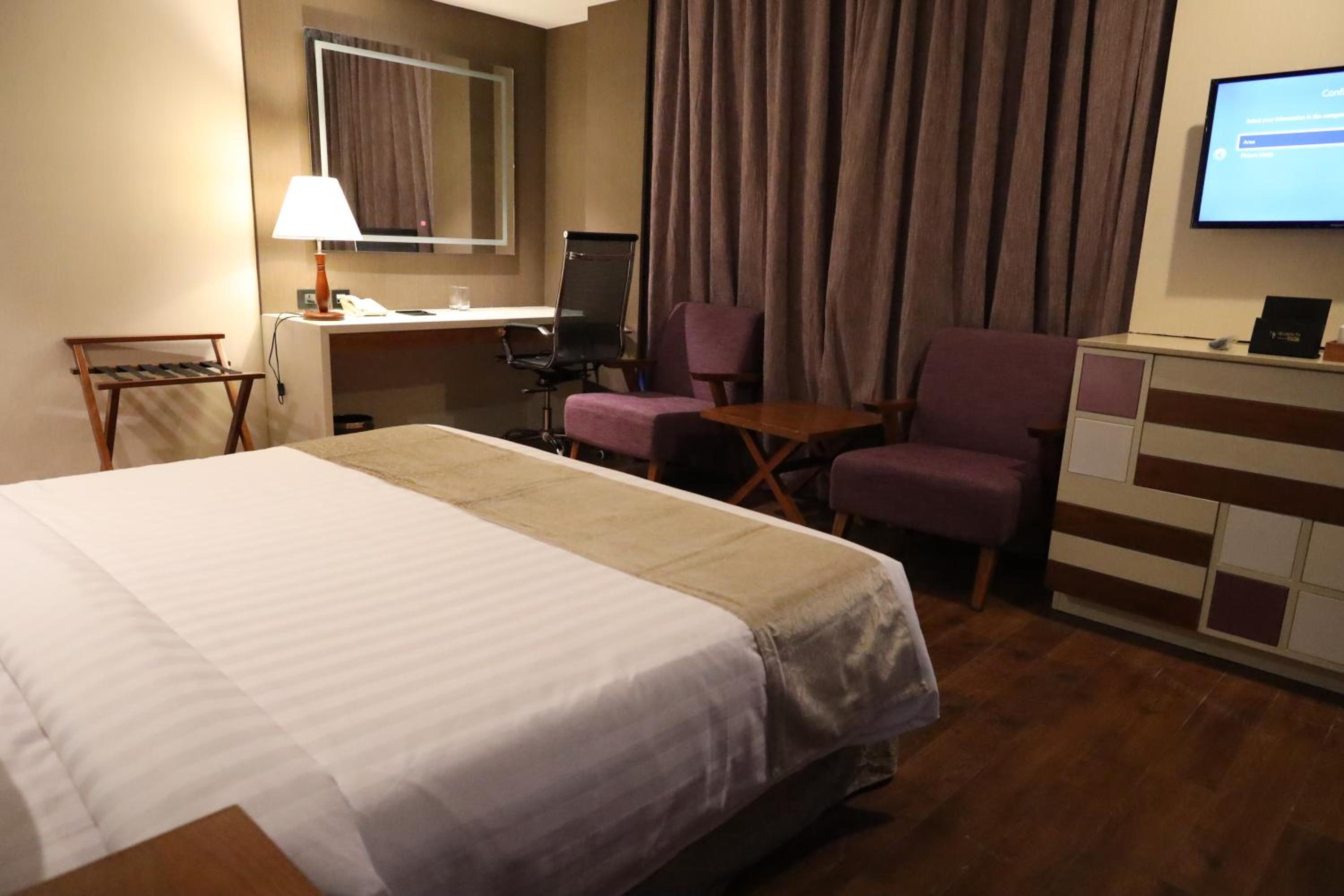 Queen Suite with 15% Discount on Food and Soft Beverages - Photo 2