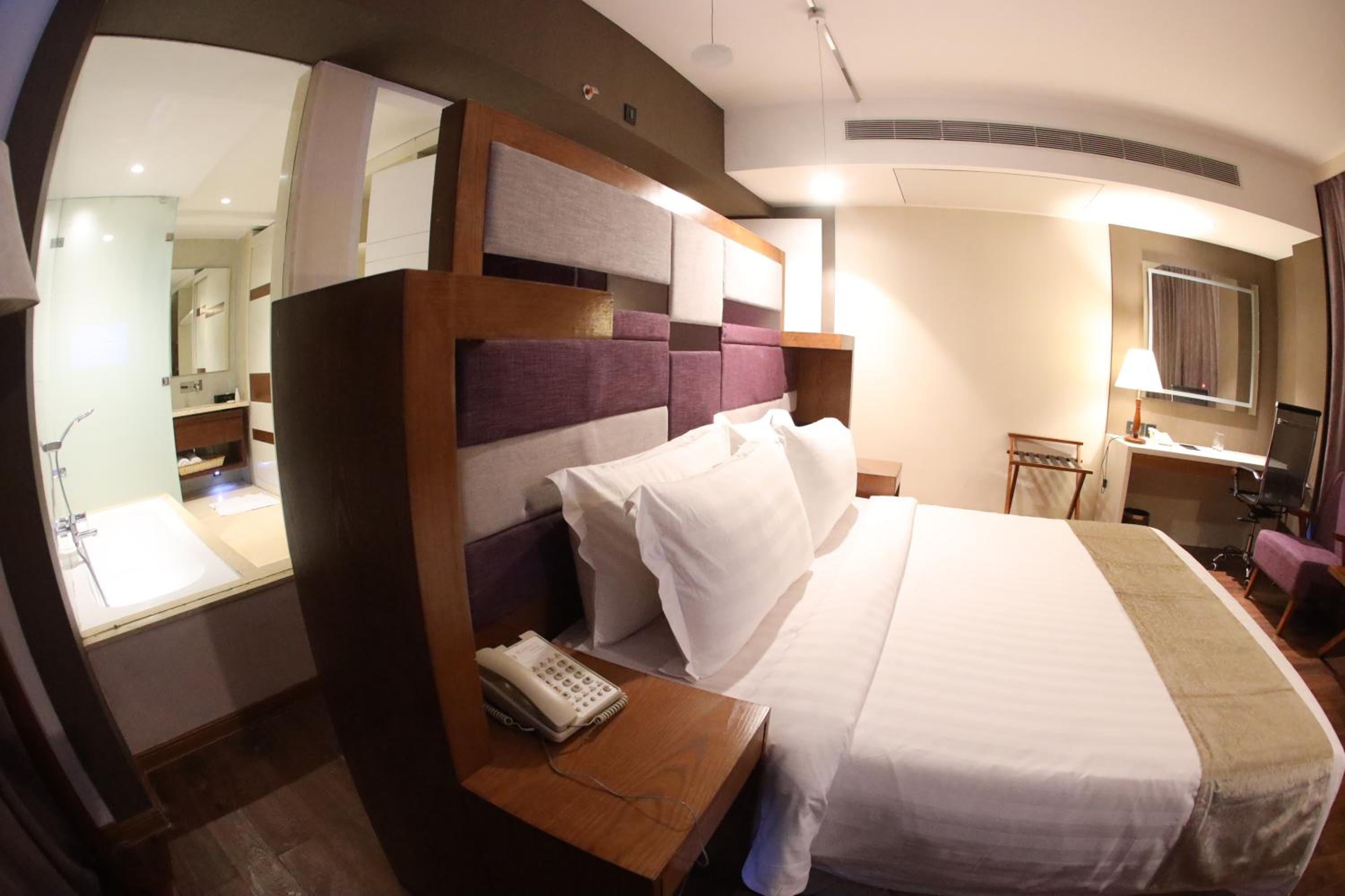 Queen Suite with 15% Discount on Food and Soft Beverages - Photo 8