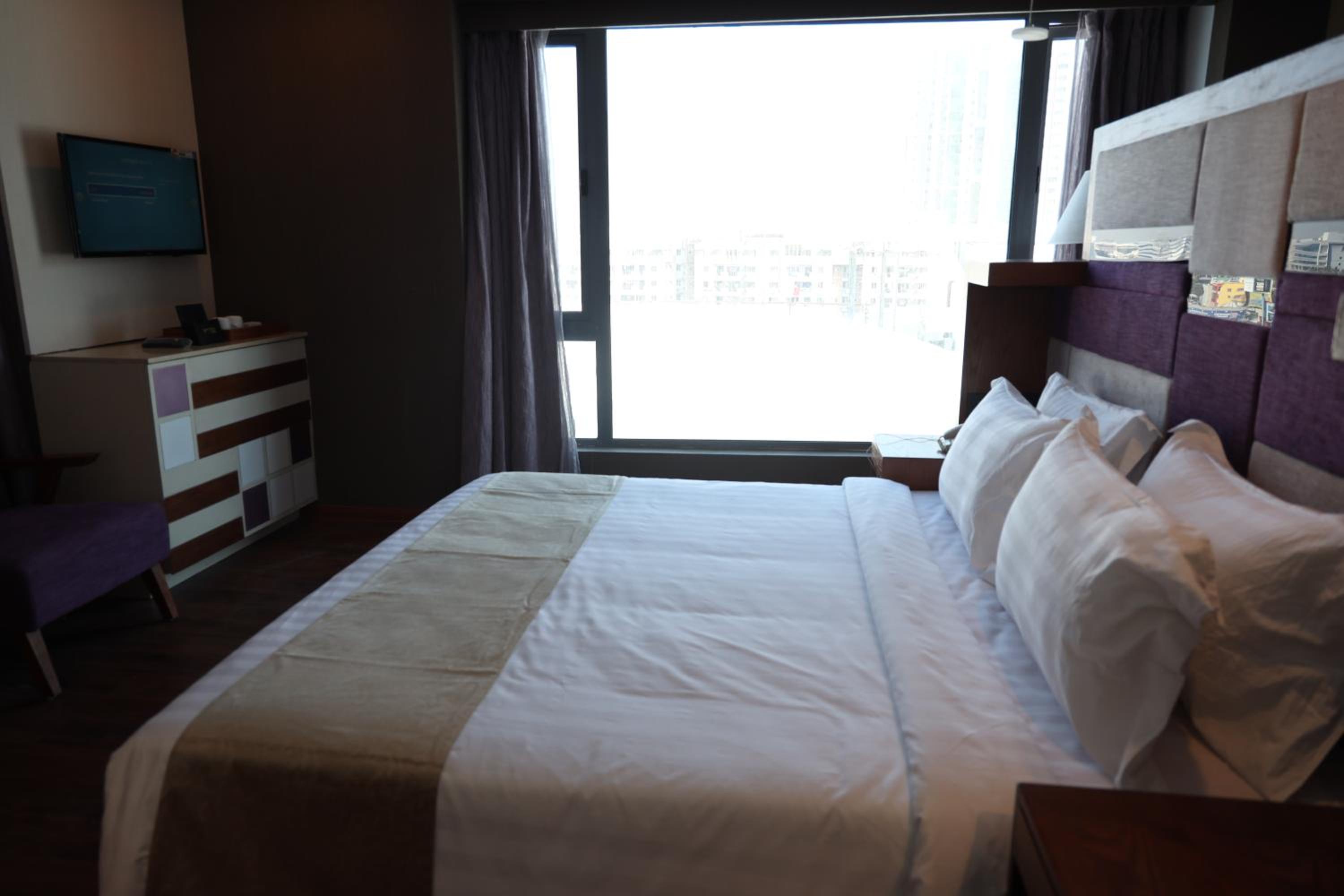 Queen Suite with 15% Discount on Food and Soft Beverages - Photo 4
