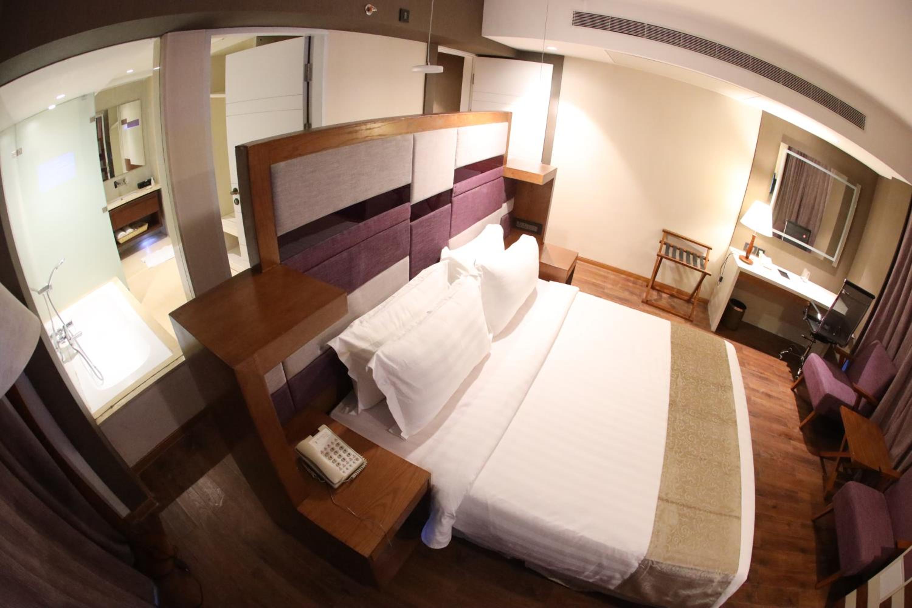 Queen Suite with 15% Discount on Food and Soft Beverages - Photo 9
