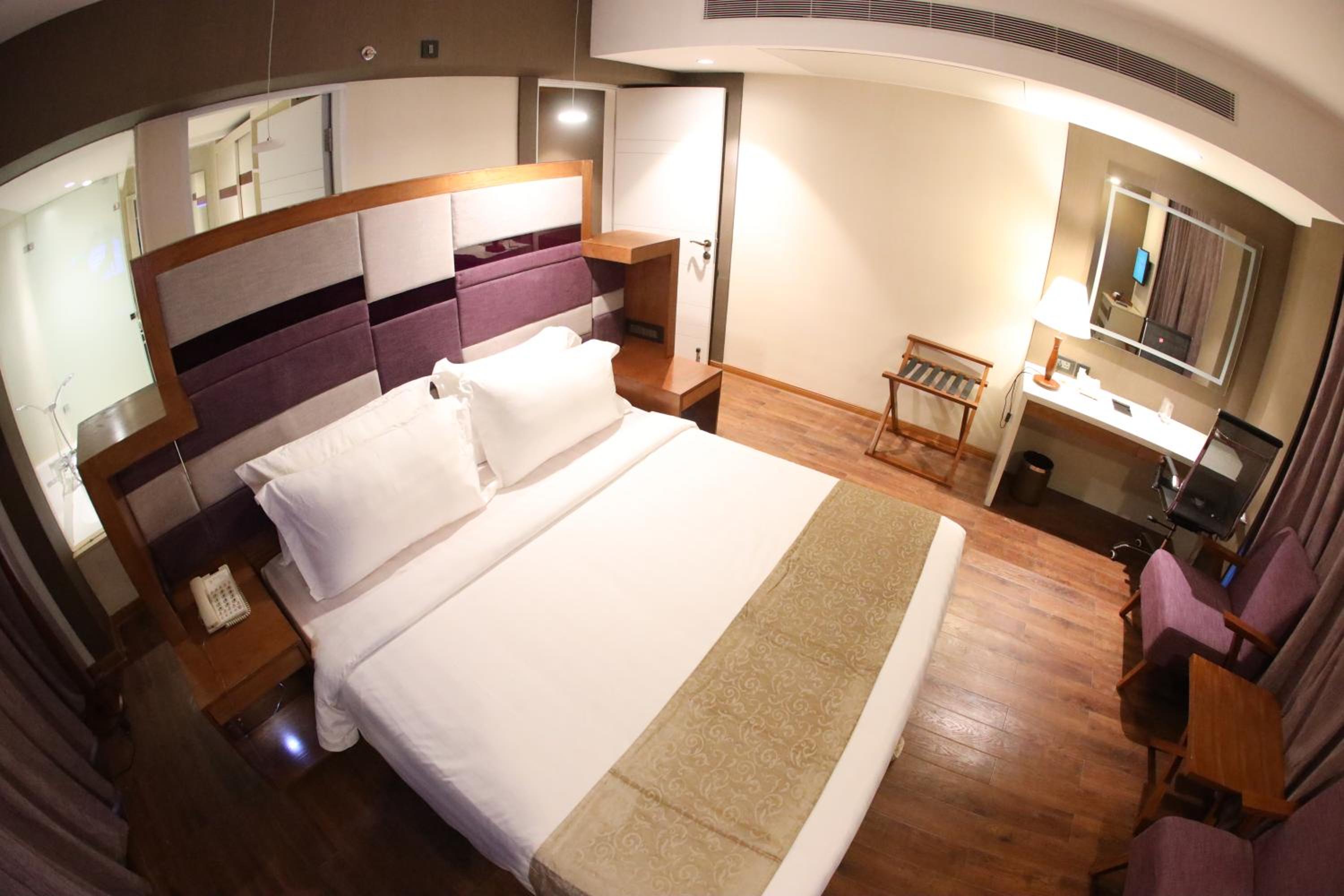 Queen Suite with 15% Discount on Food and Soft Beverages - Photo 10