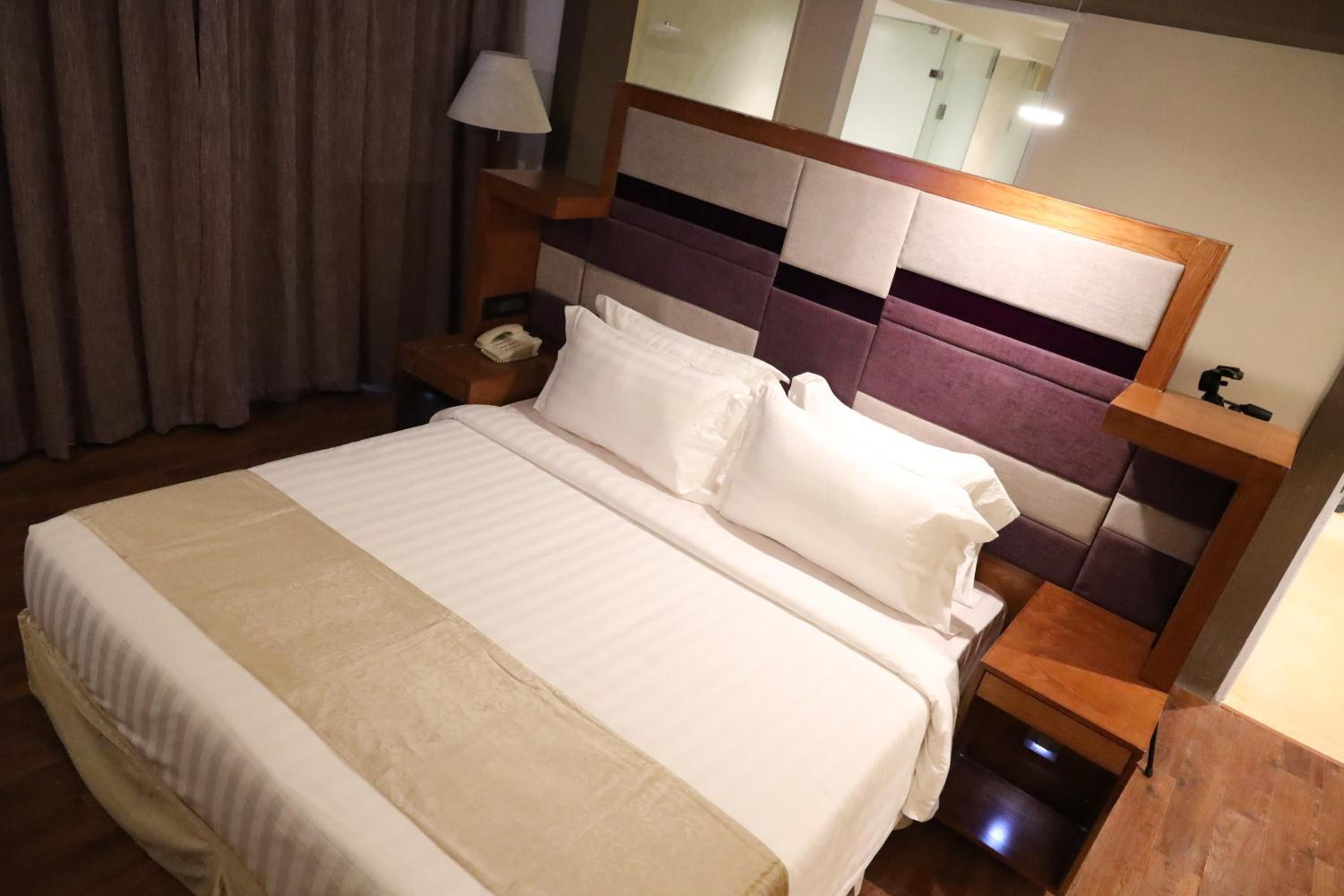 Queen Suite with 15% Discount on Food and Soft Beverages - Photo 13