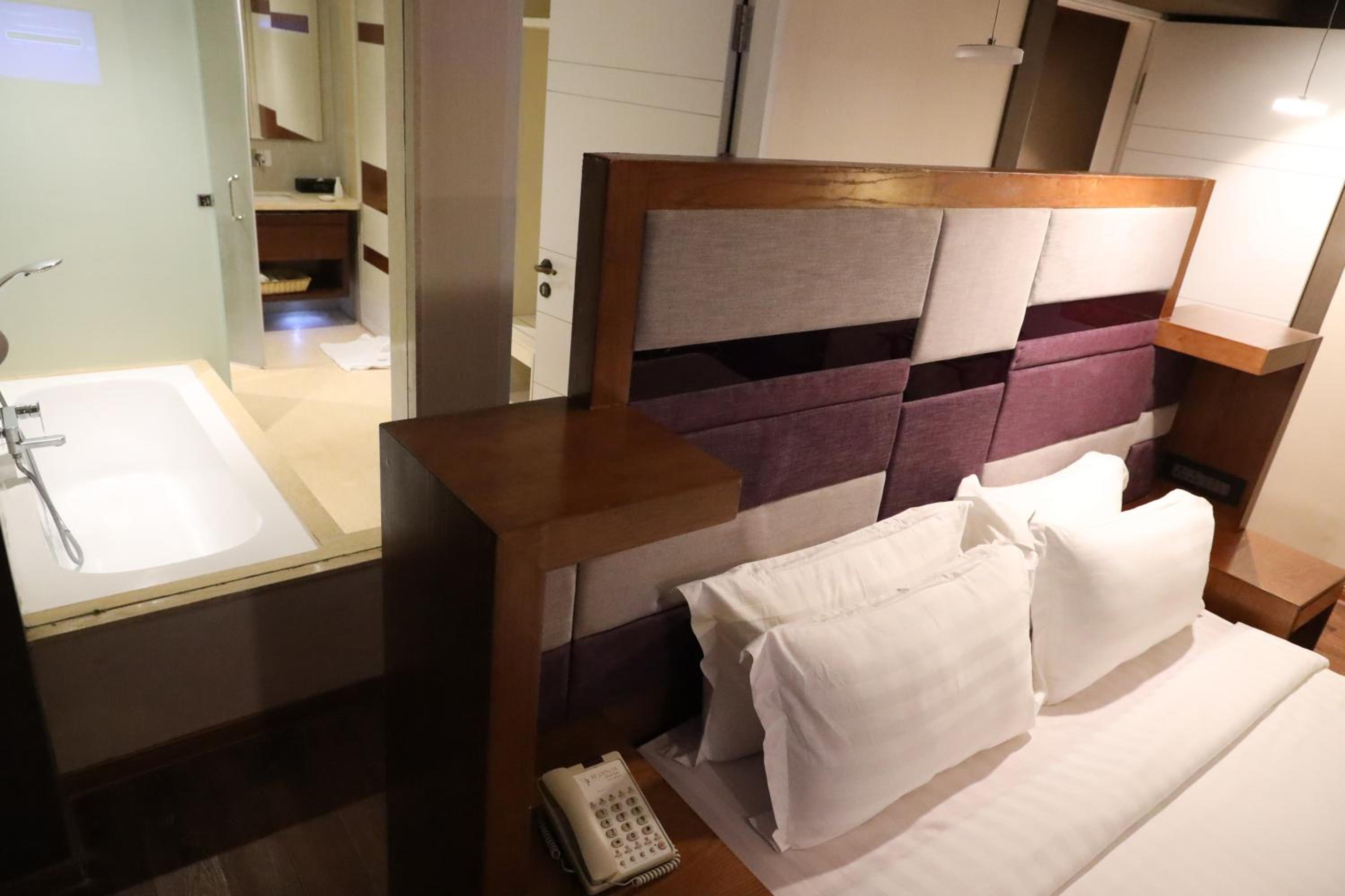 Queen Suite with 15% Discount on Food and Soft Beverages - Photo 14