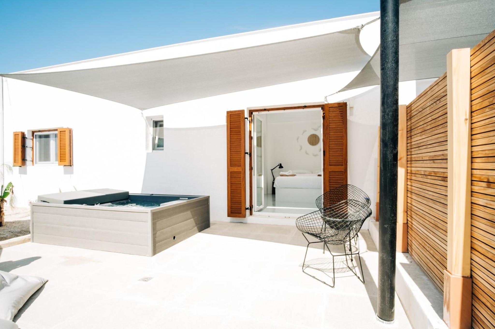 Family Suite with Outdoor Hot Tub  - Photo 14