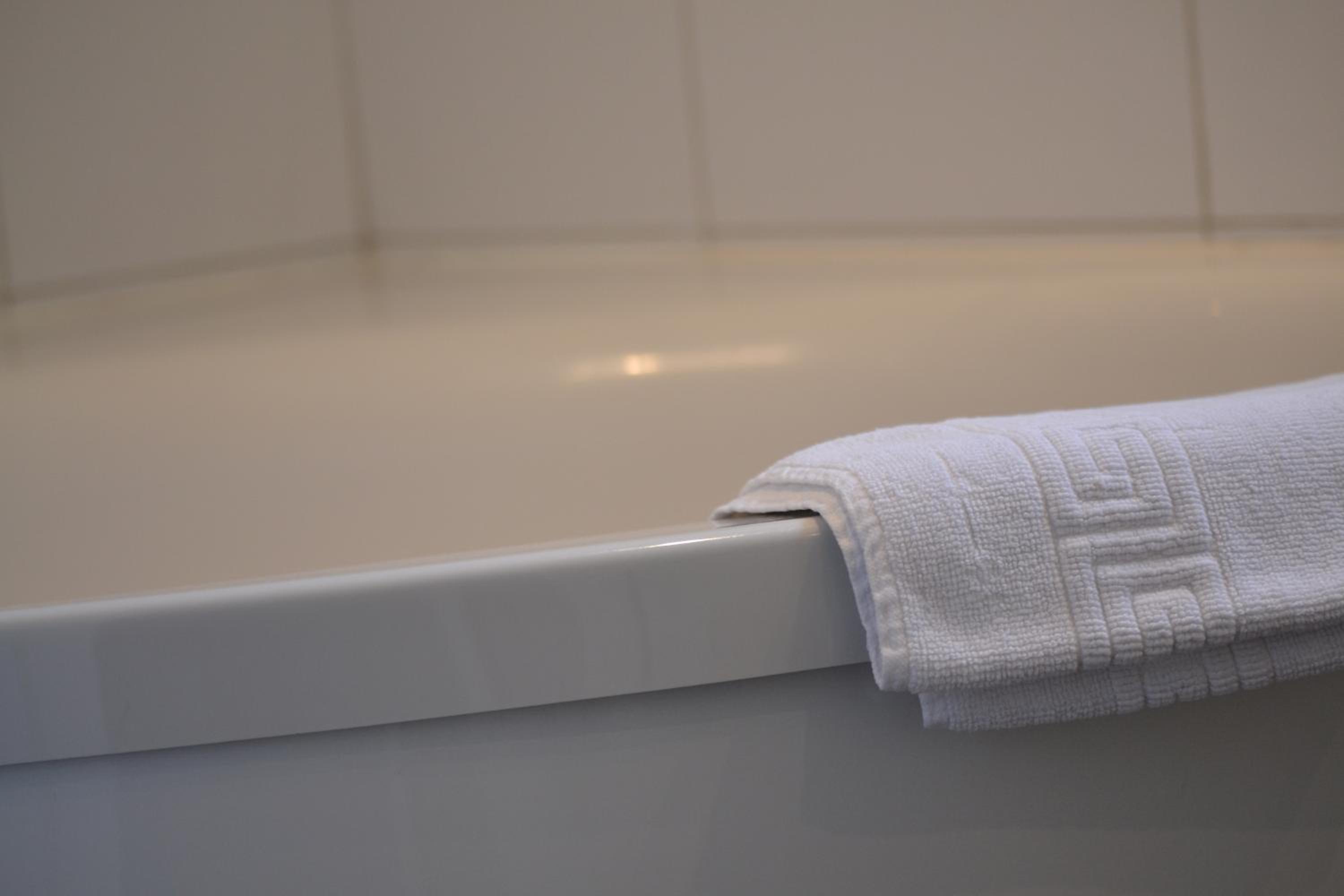 Twin Room with Bath photo 2