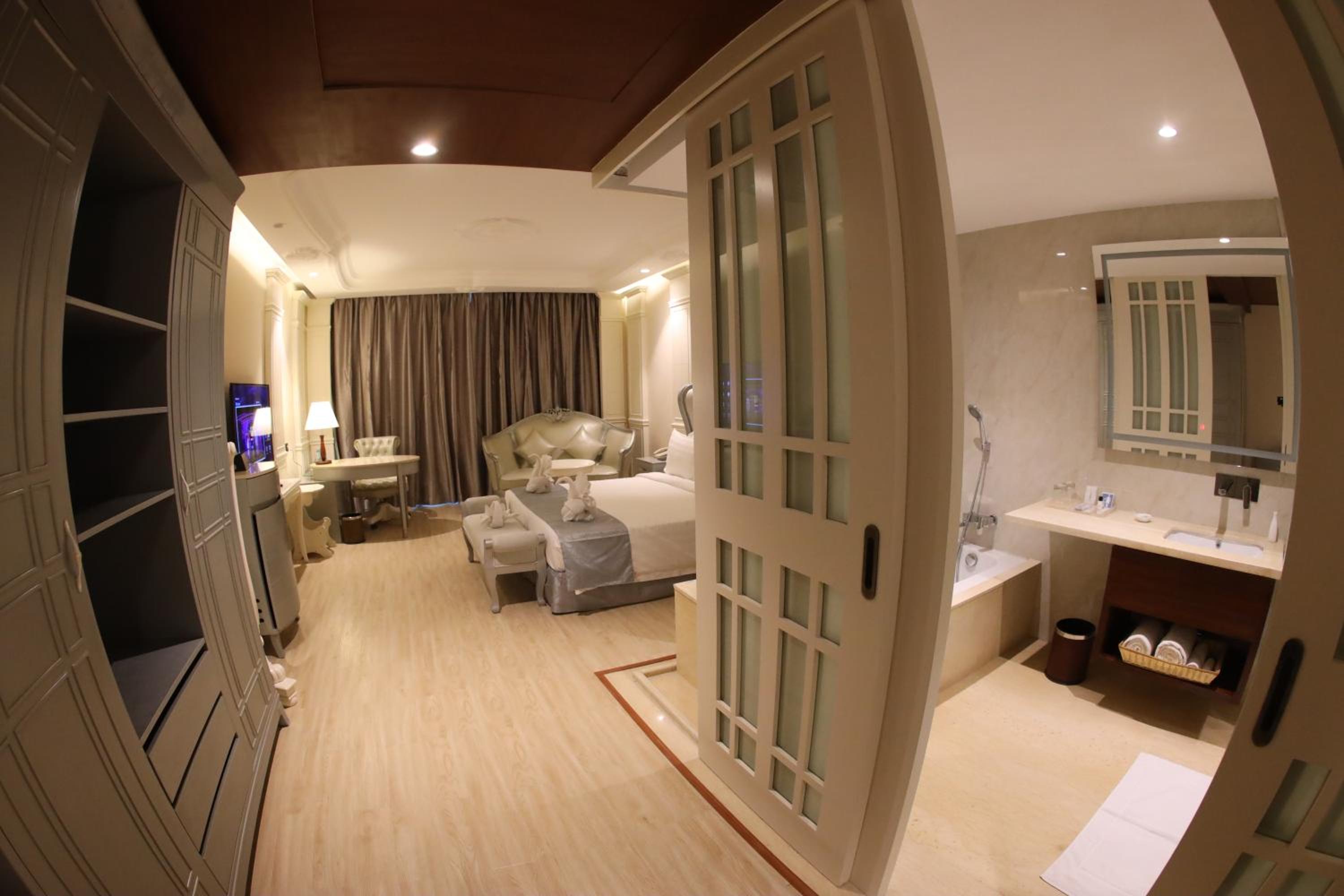 King Suite  - Photo 28