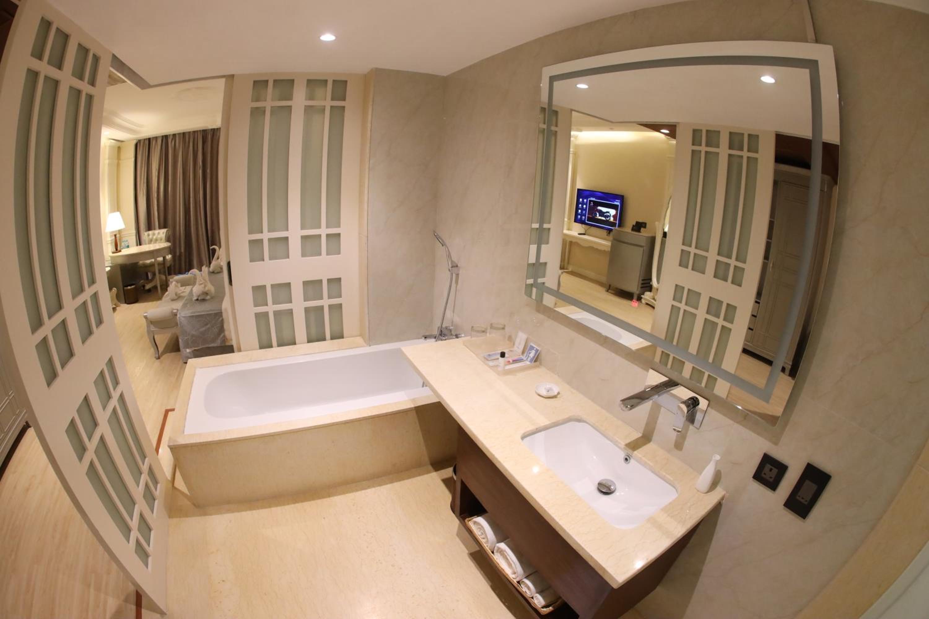 King Suite  - Photo 18