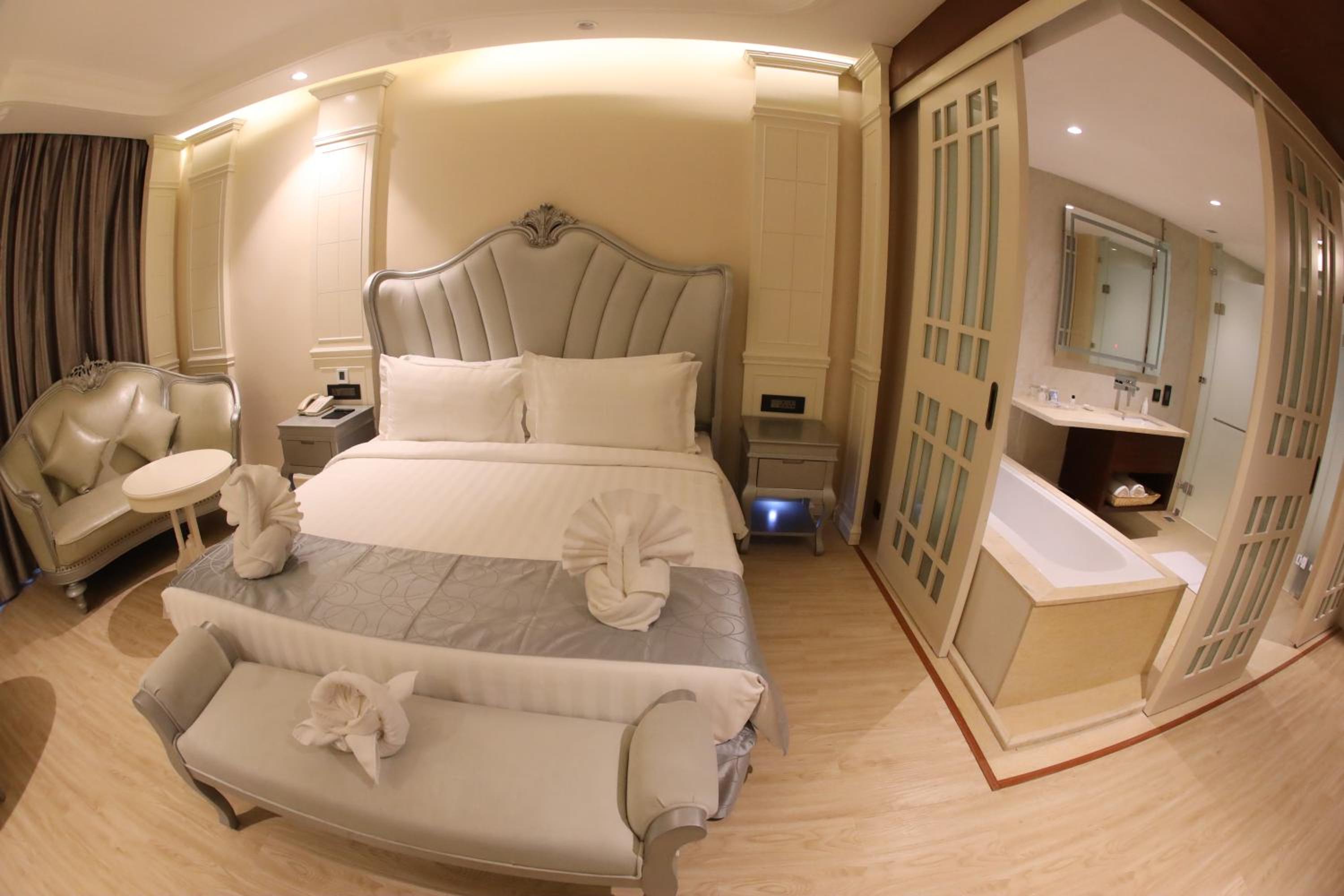 King Suite  - Photo 17