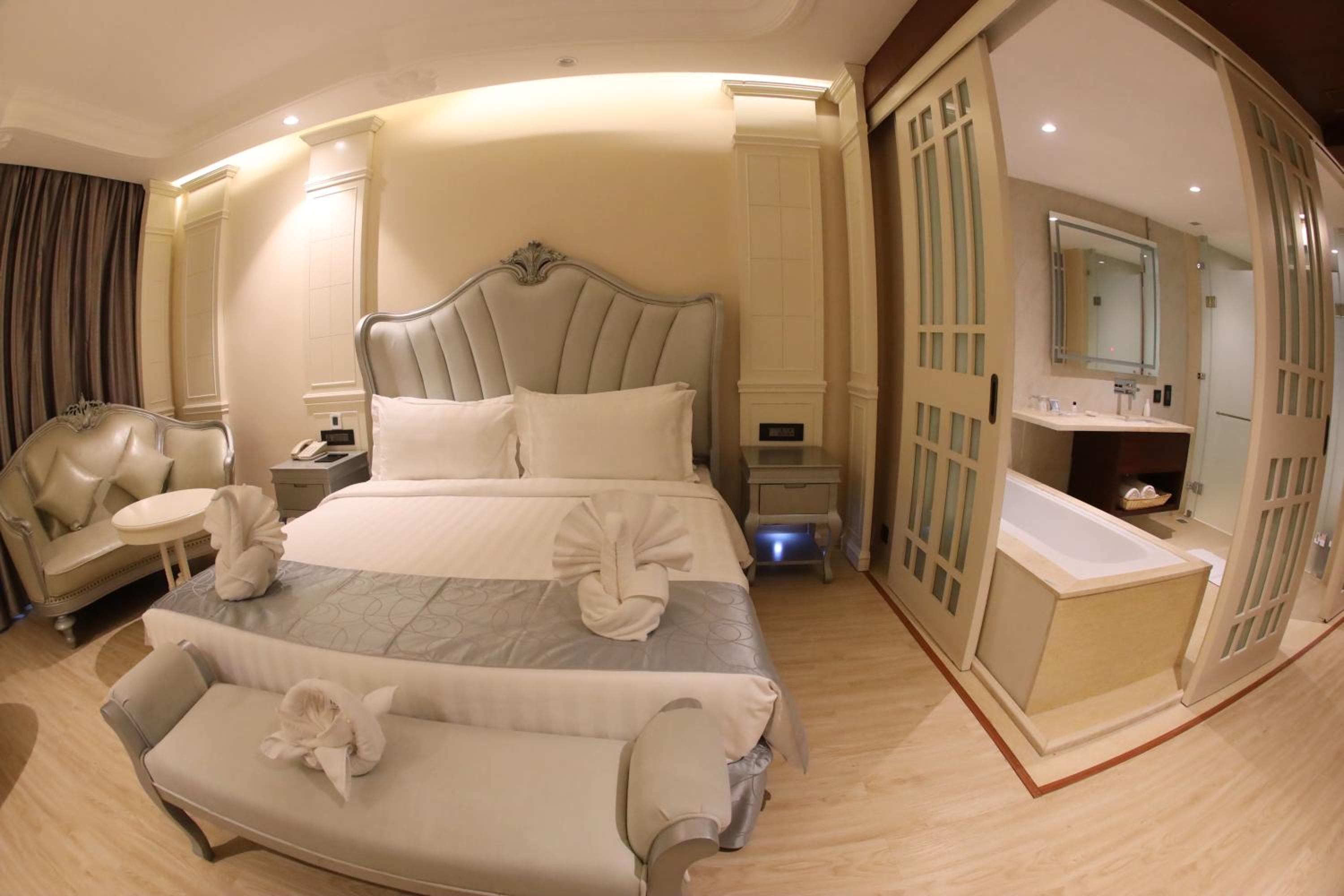 King Suite  - Photo 16
