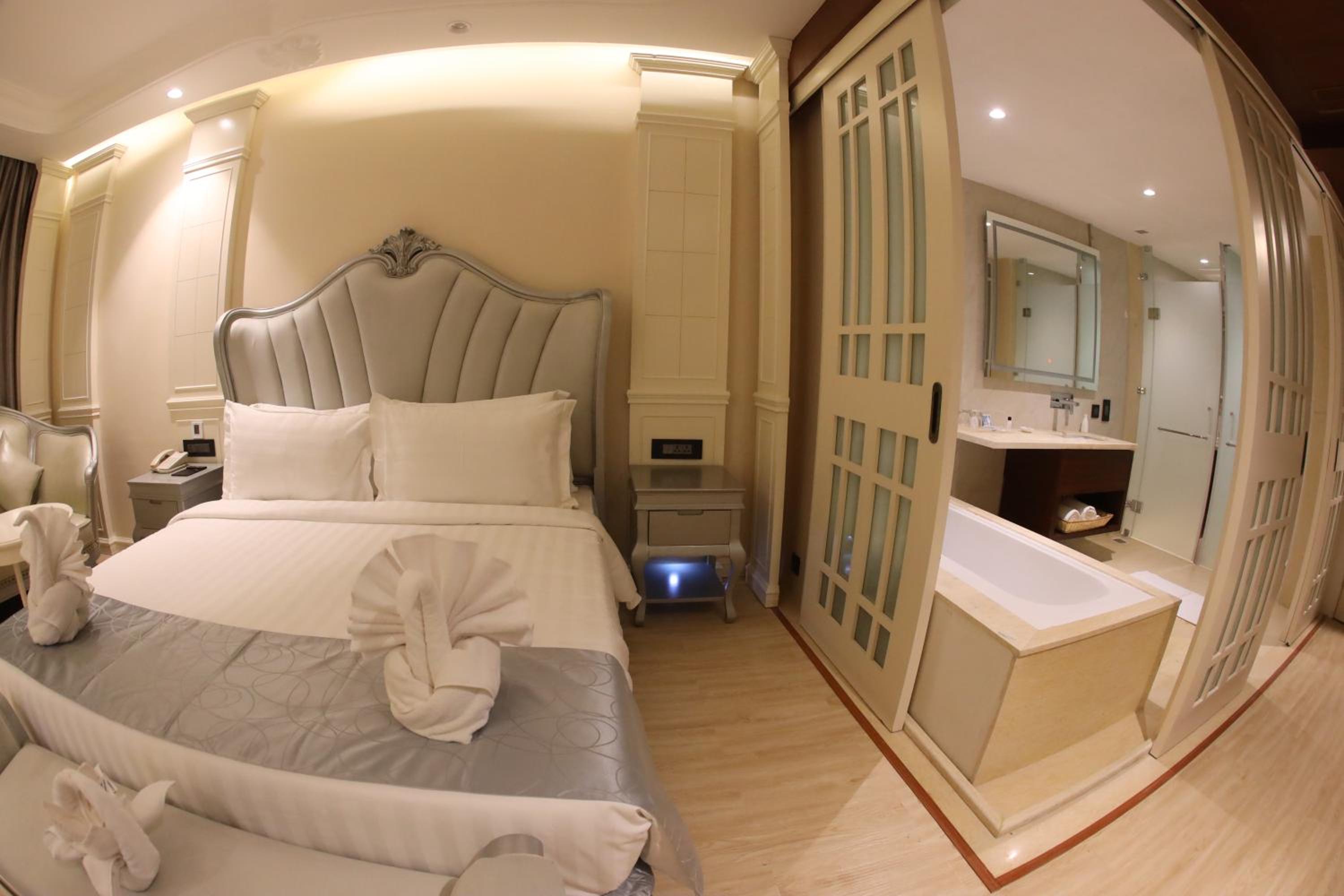 King Suite  - Photo 15