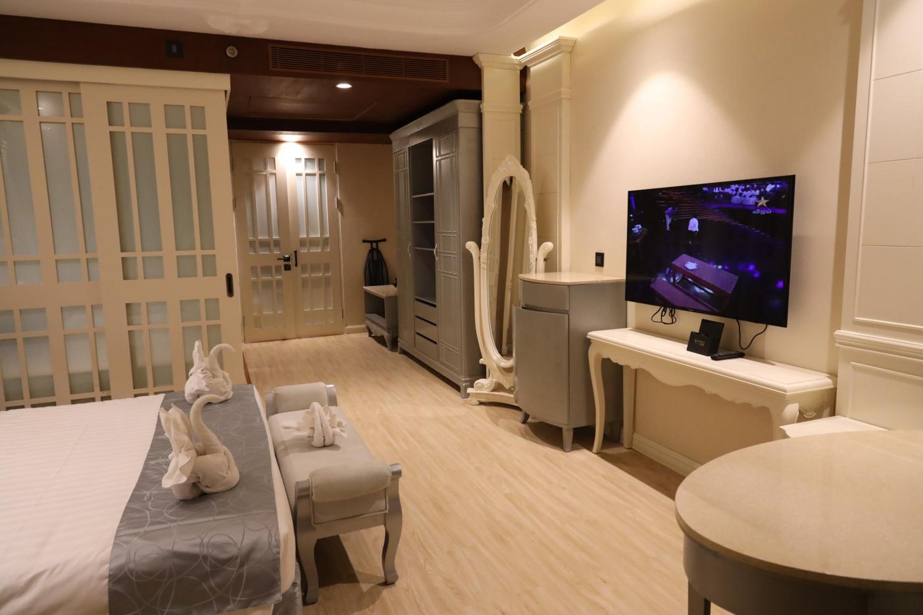 King Suite  - Photo 41
