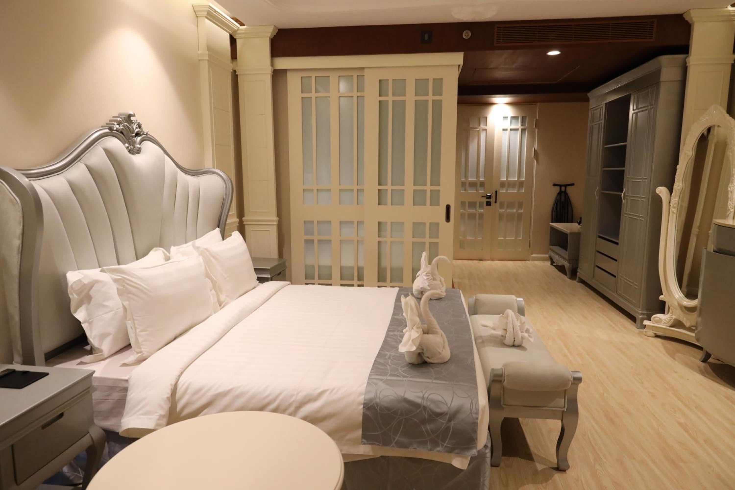 King Suite  - Photo 40