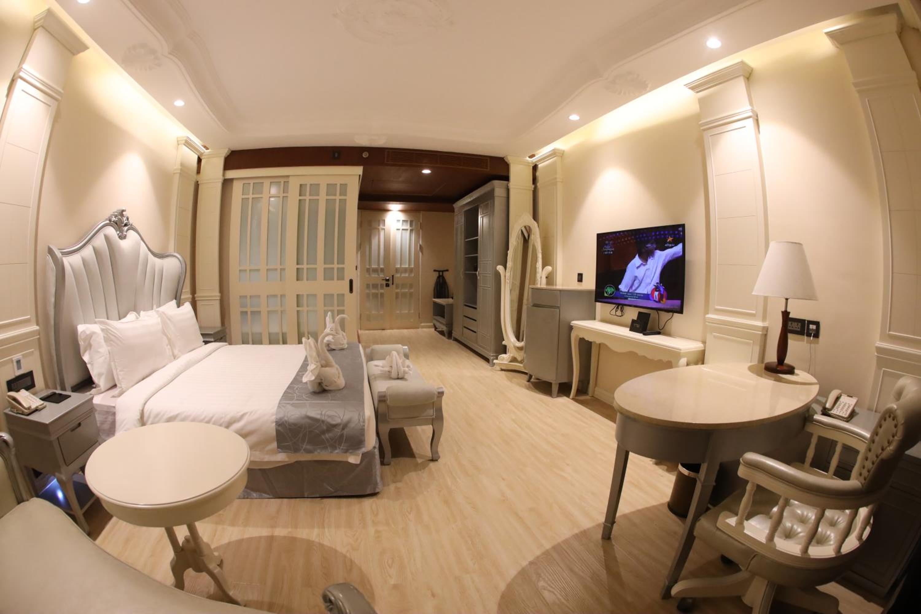 King Suite  - Photo 38