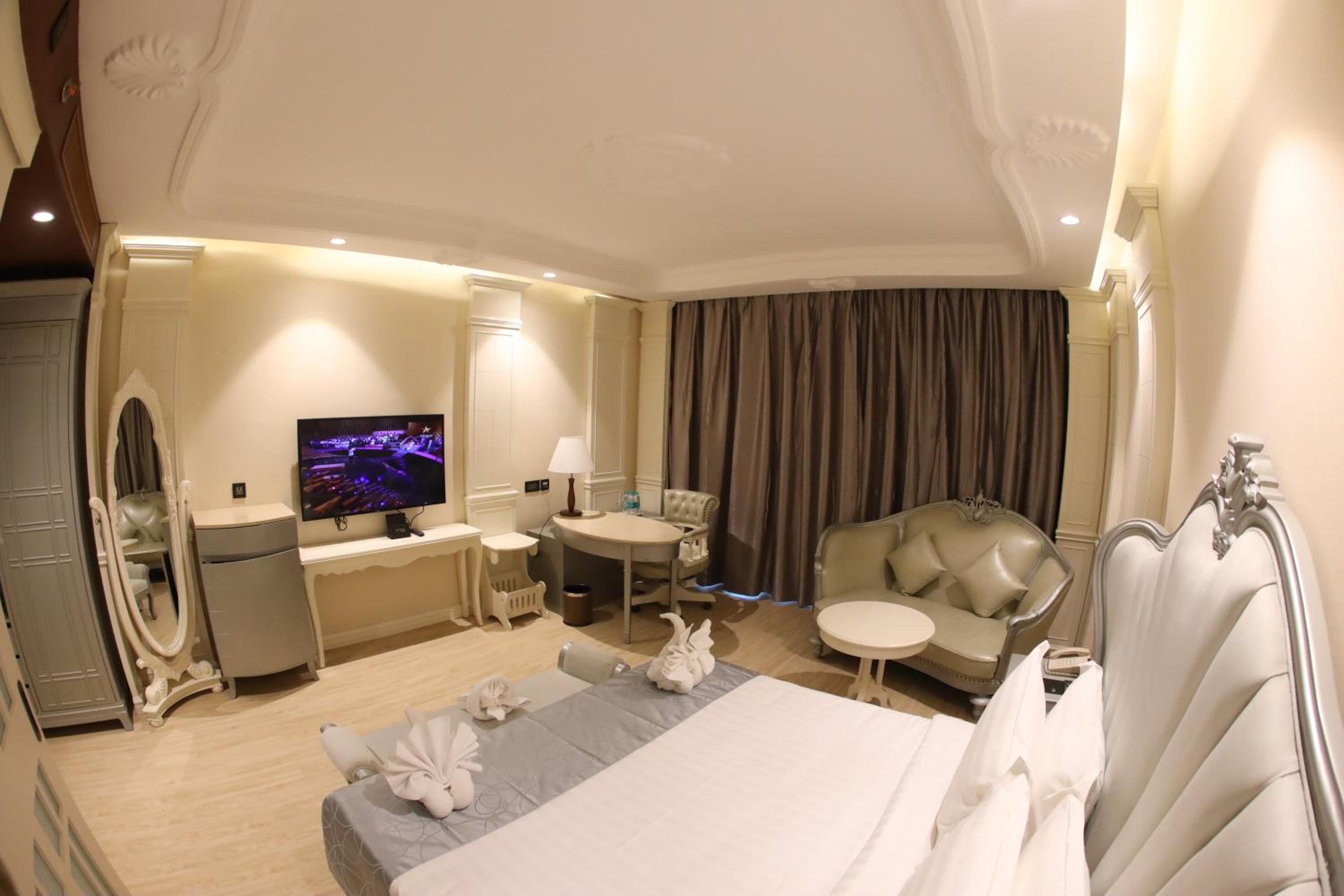 King Suite  - Photo 3