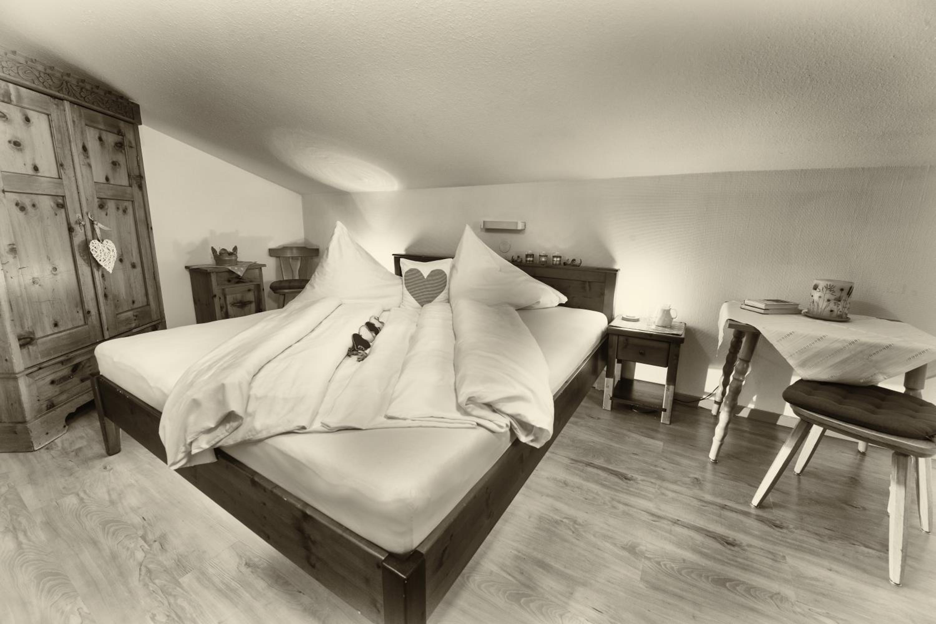 One-Bedroom Apartment with Balcony and Mountain View photo 1
