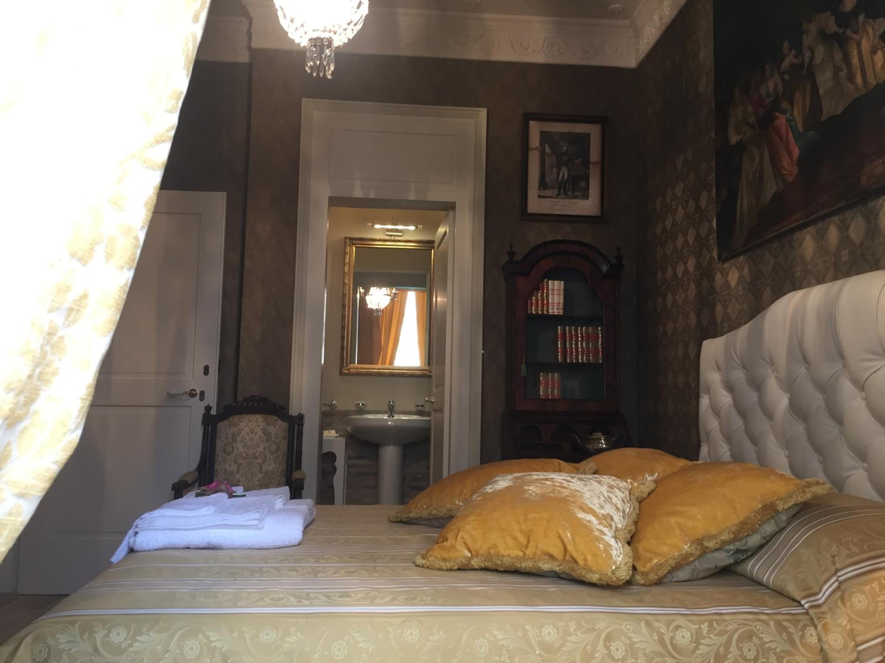 Queen Room photo 1