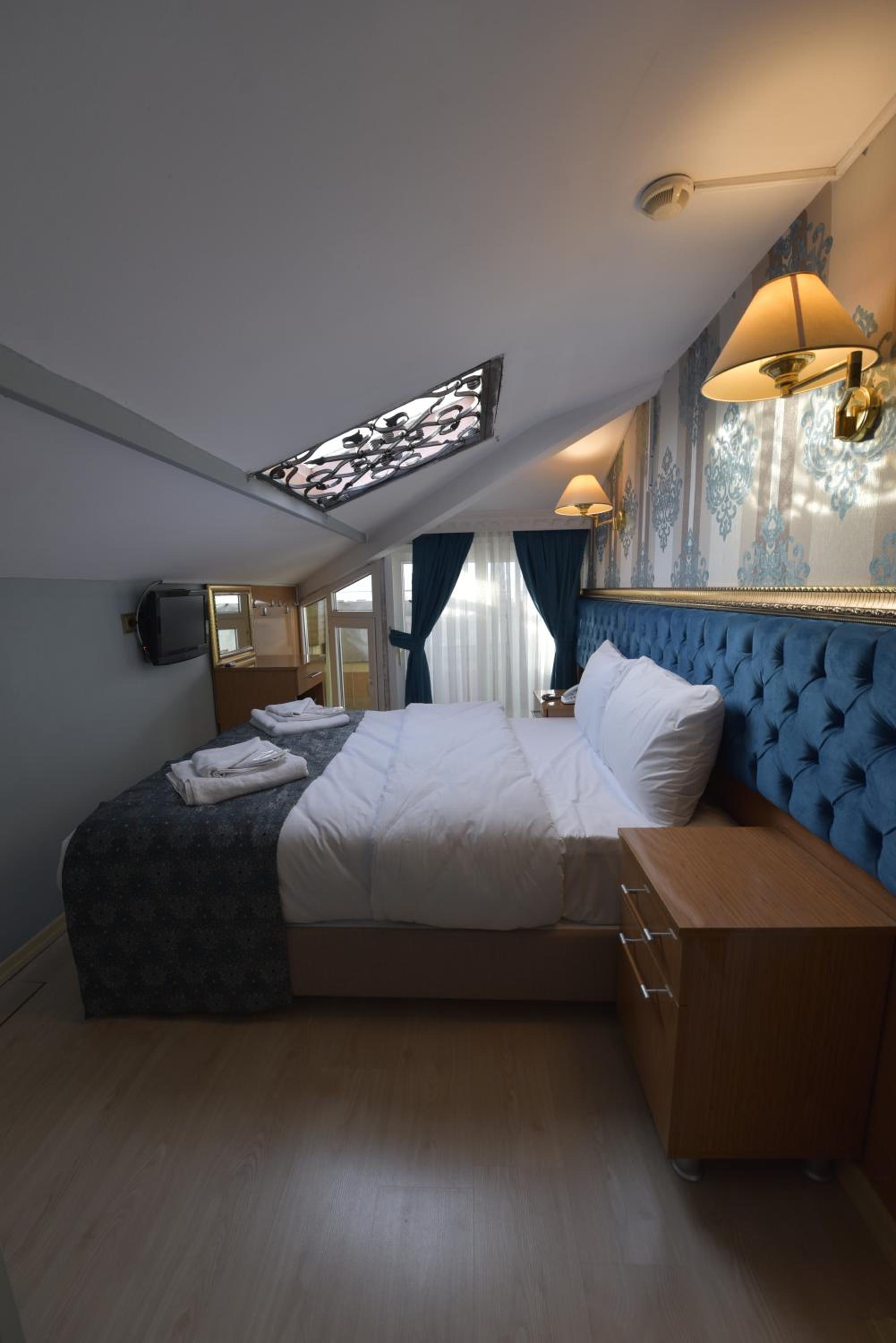 Budget Attic Room photo 1