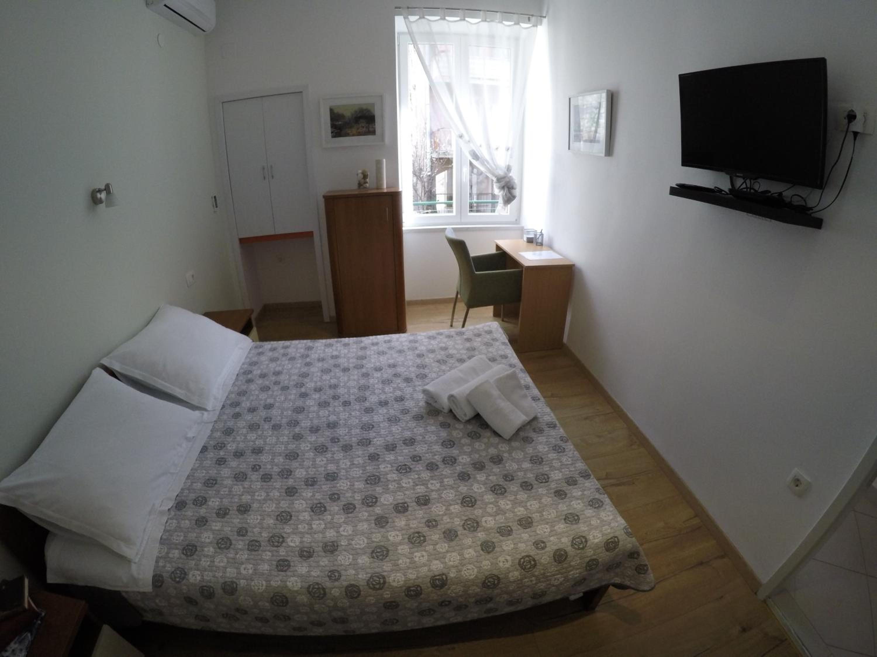 Double Room with Private Bathroom - Photo 10