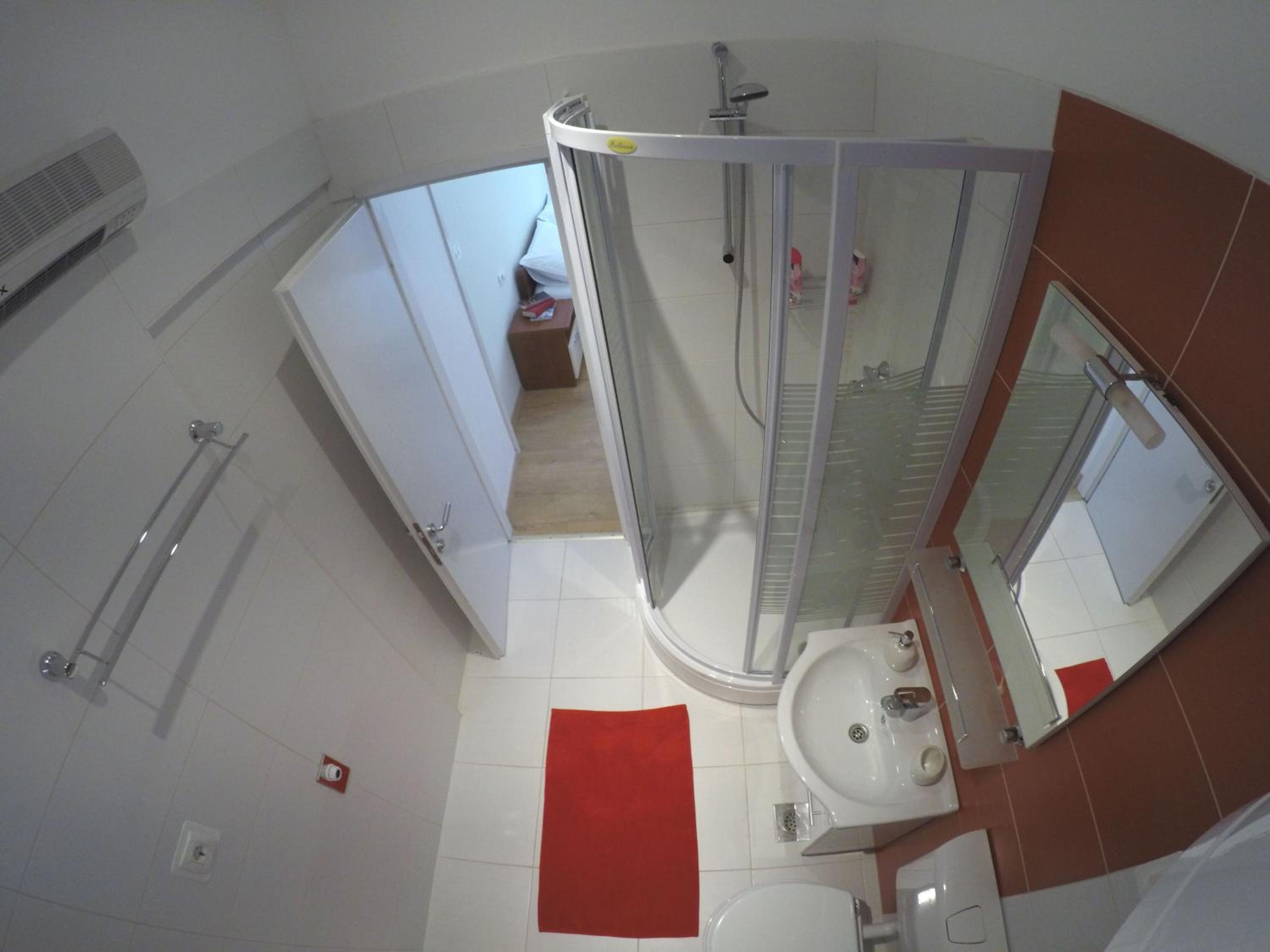 Double Room with Private Bathroom - Photo 9