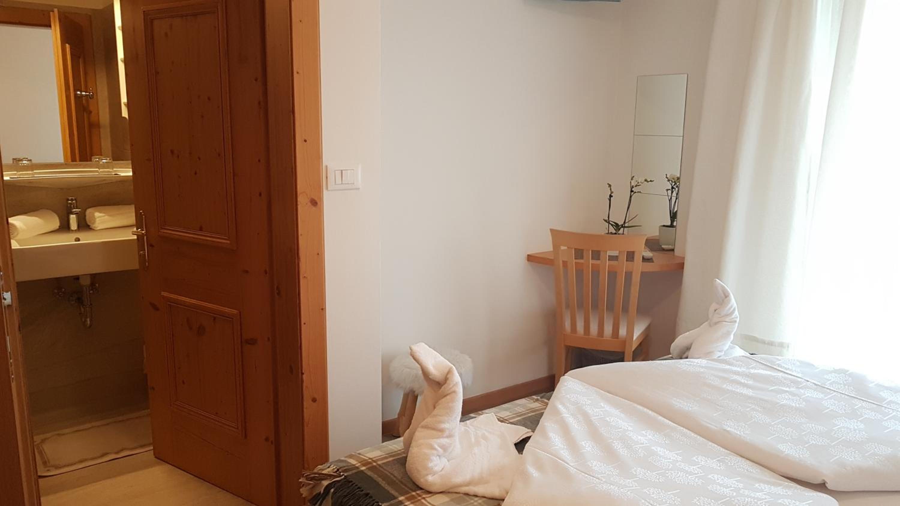 Small Double Room with Balcony and Mountain View - Photo 6