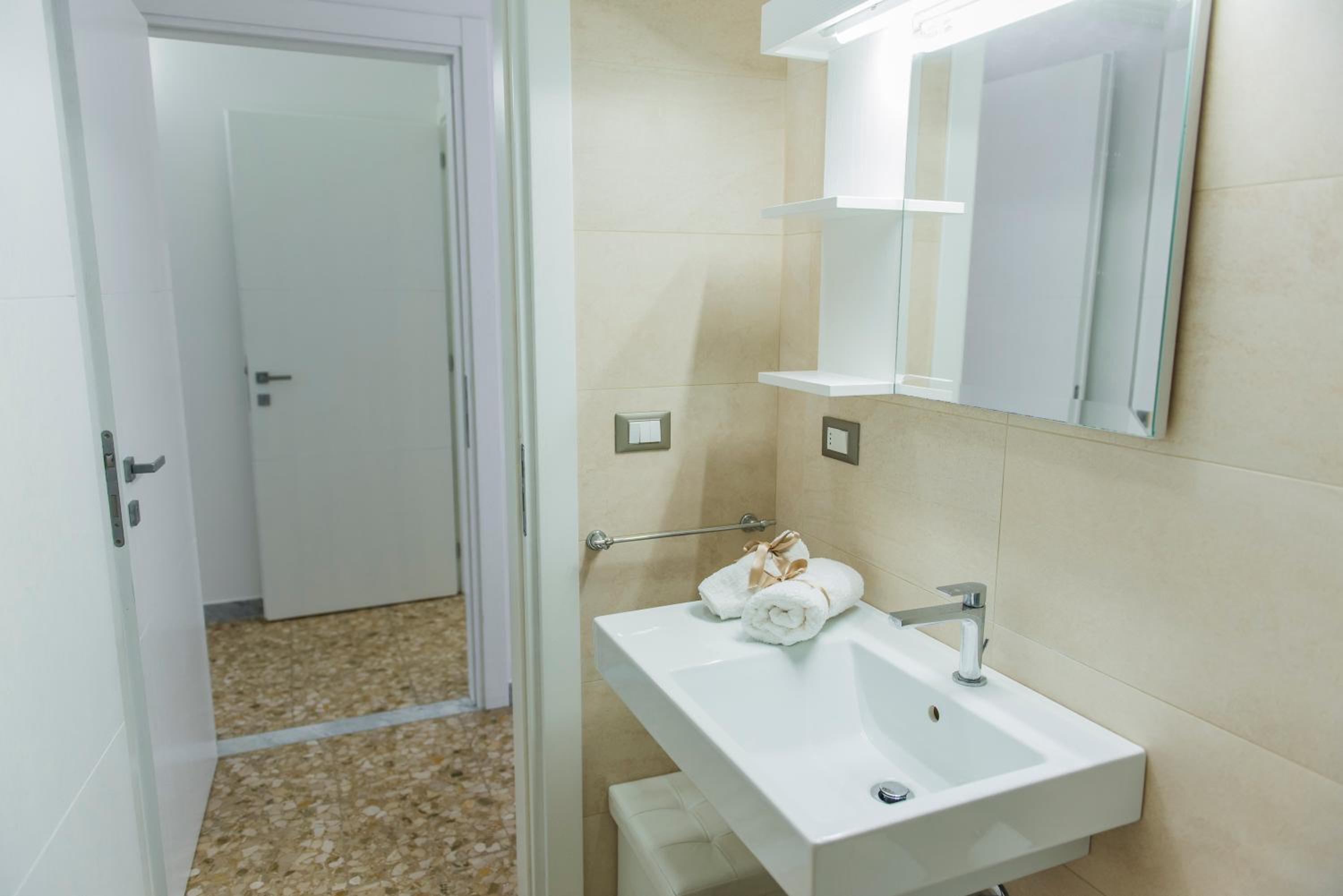 Double Room with Extra Bed - Photo 8