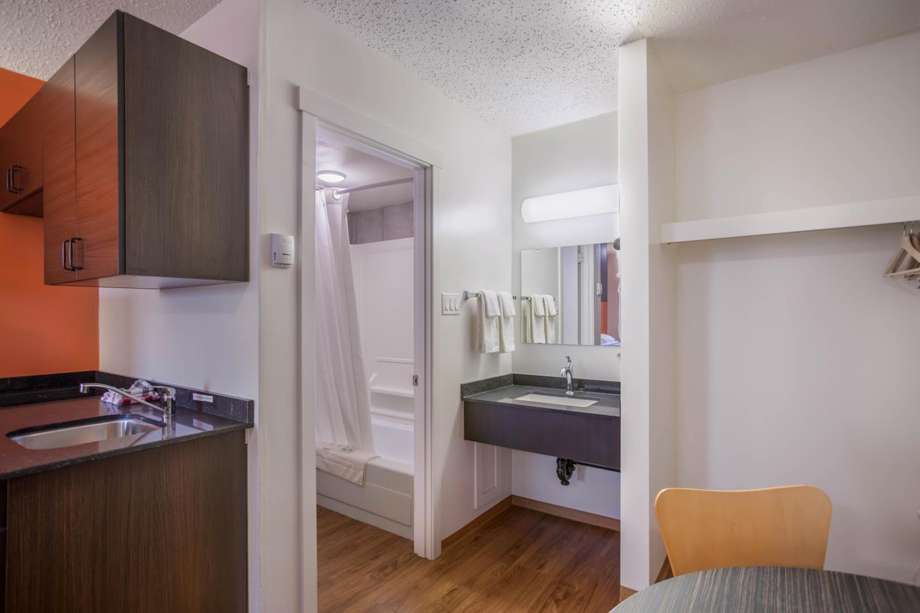 Deluxe Room One Queen With Kitchen  photo 2
