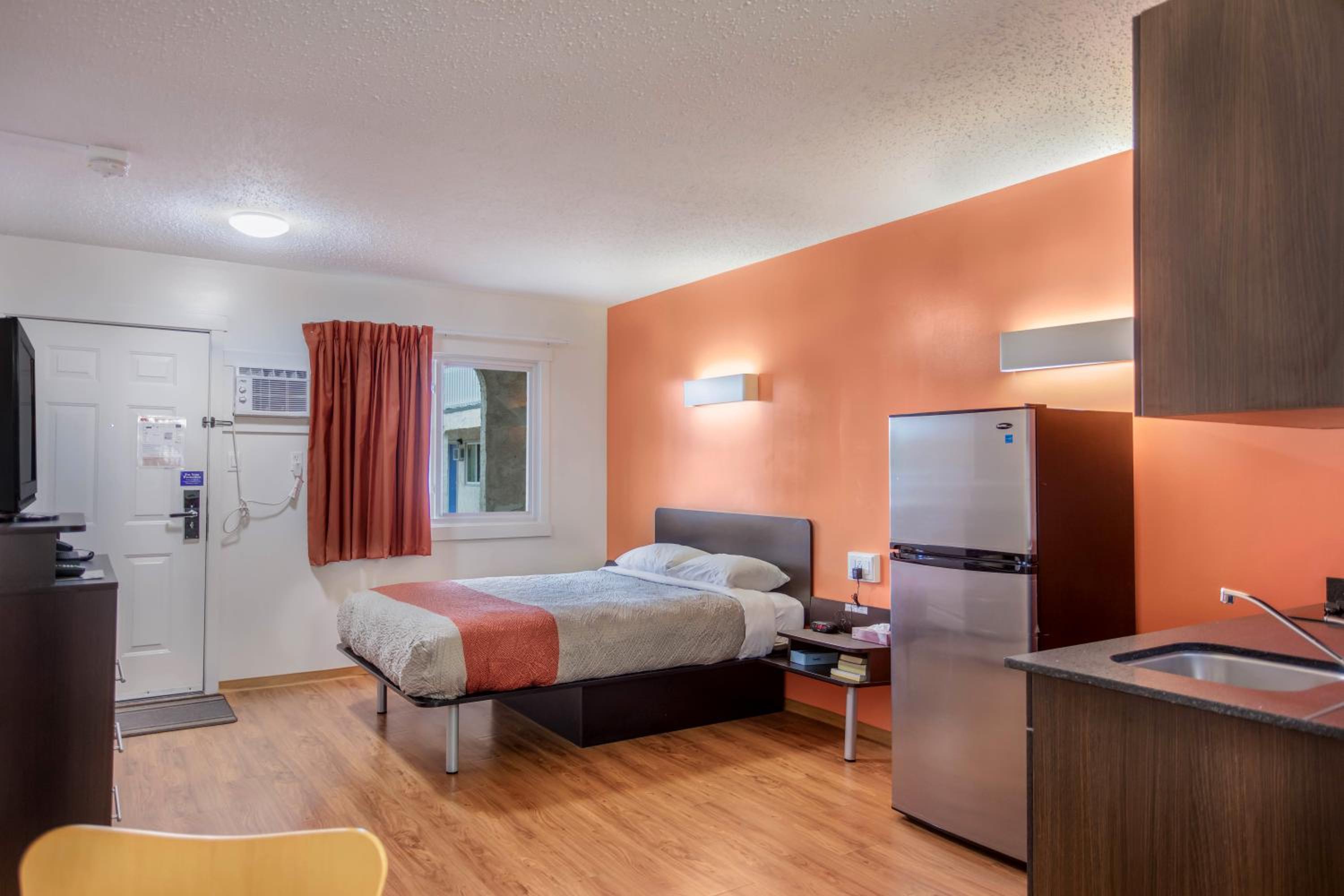 Deluxe Room One Queen With Kitchen 