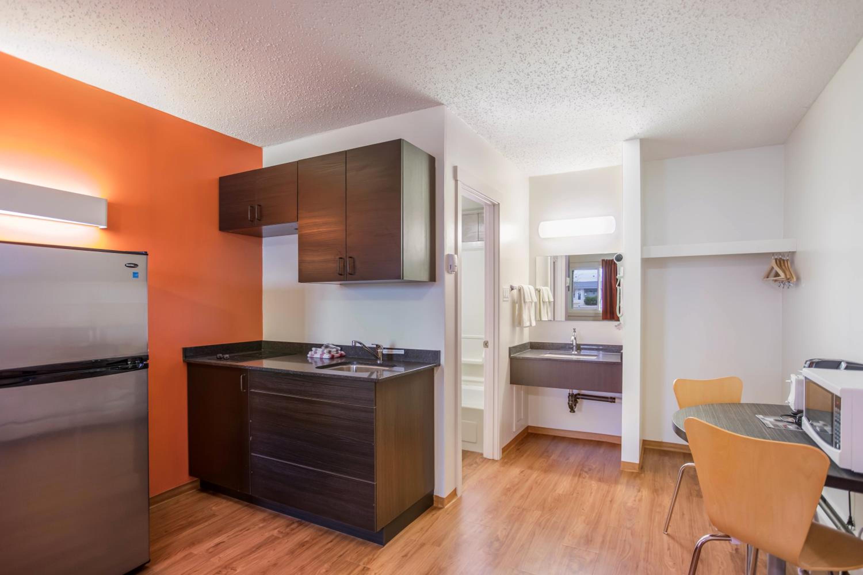 Deluxe Room One Queen With Kitchen  photo 3