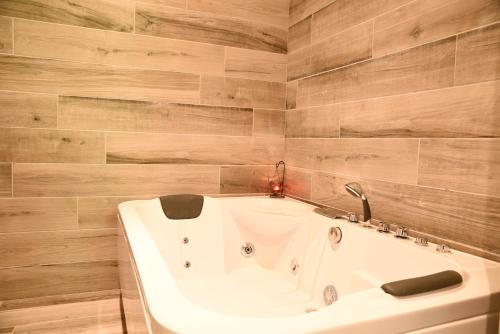 Deluxe Suite with Spa Bath photo 3