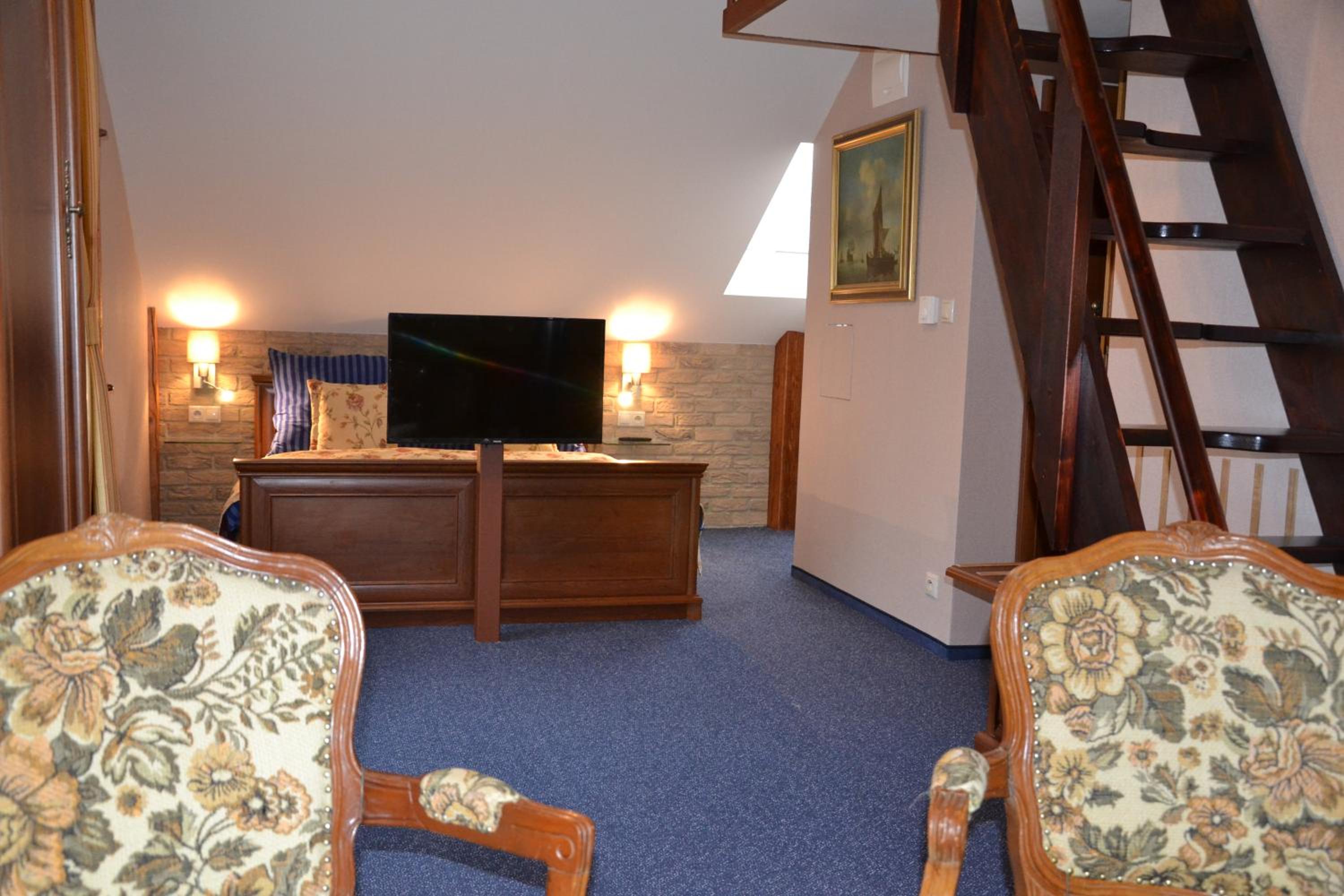 Family Room with Balcony photo 3