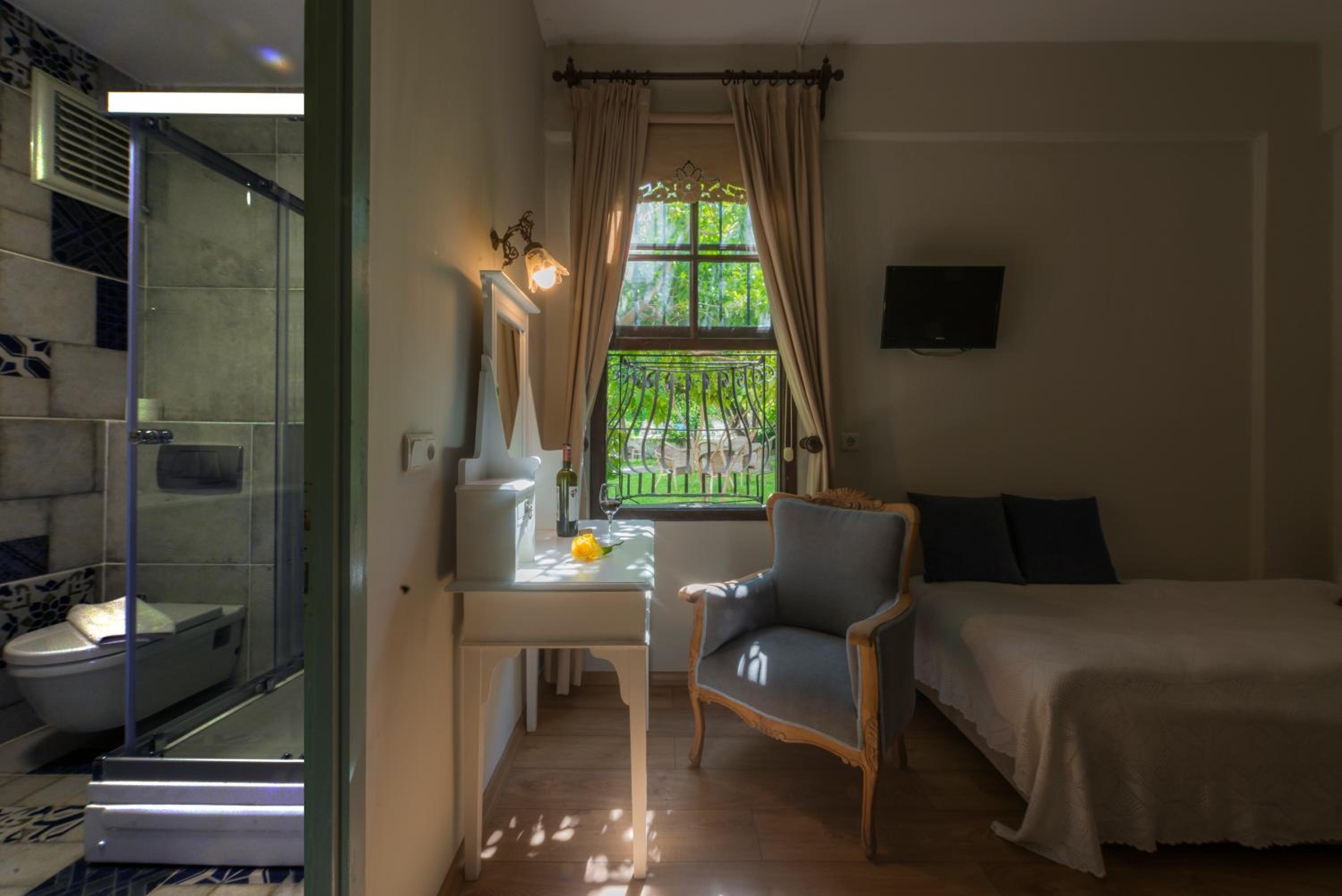 Superior Double or Twin Room - Photo 12