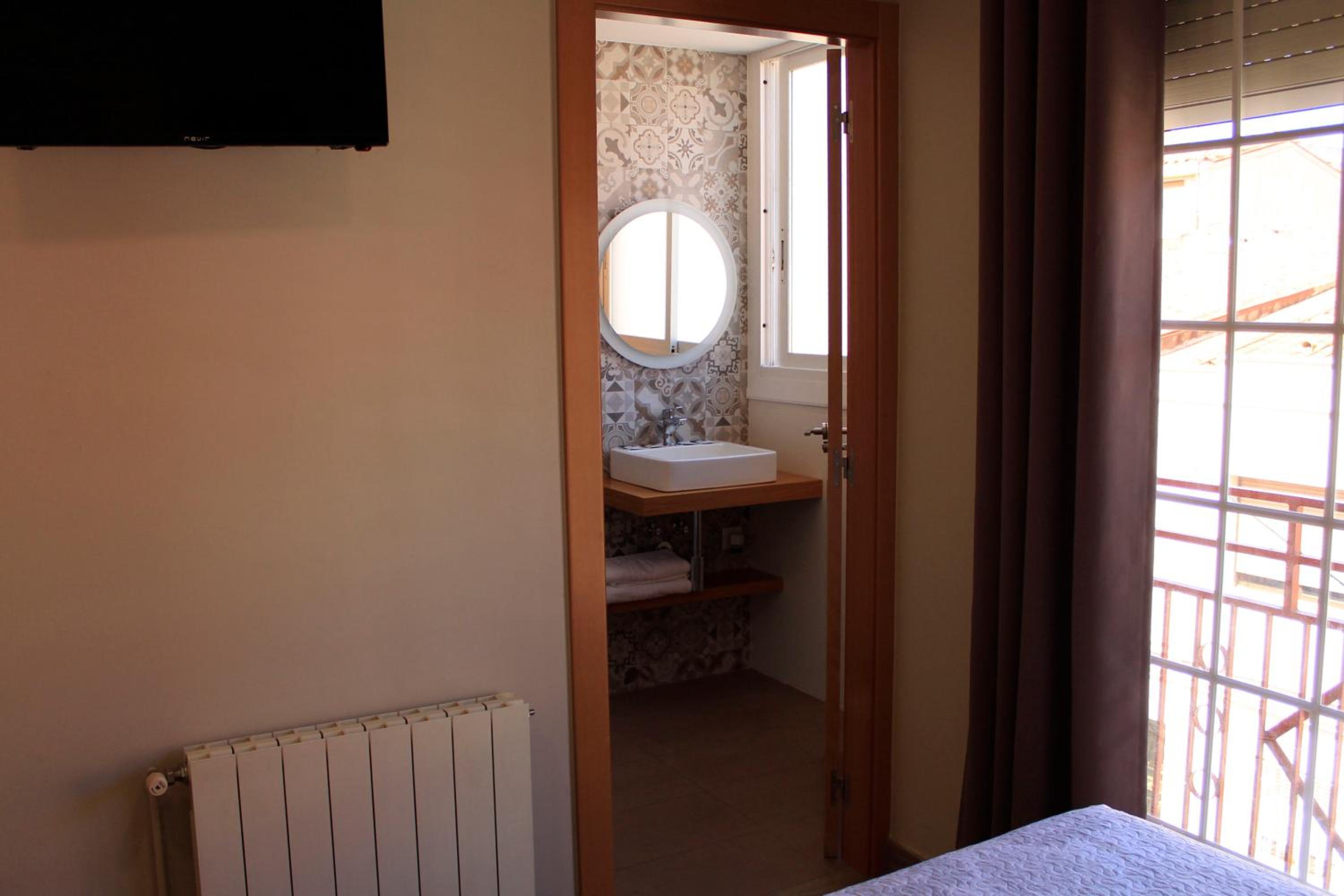 Twin Room with Private Bathroom photo 2