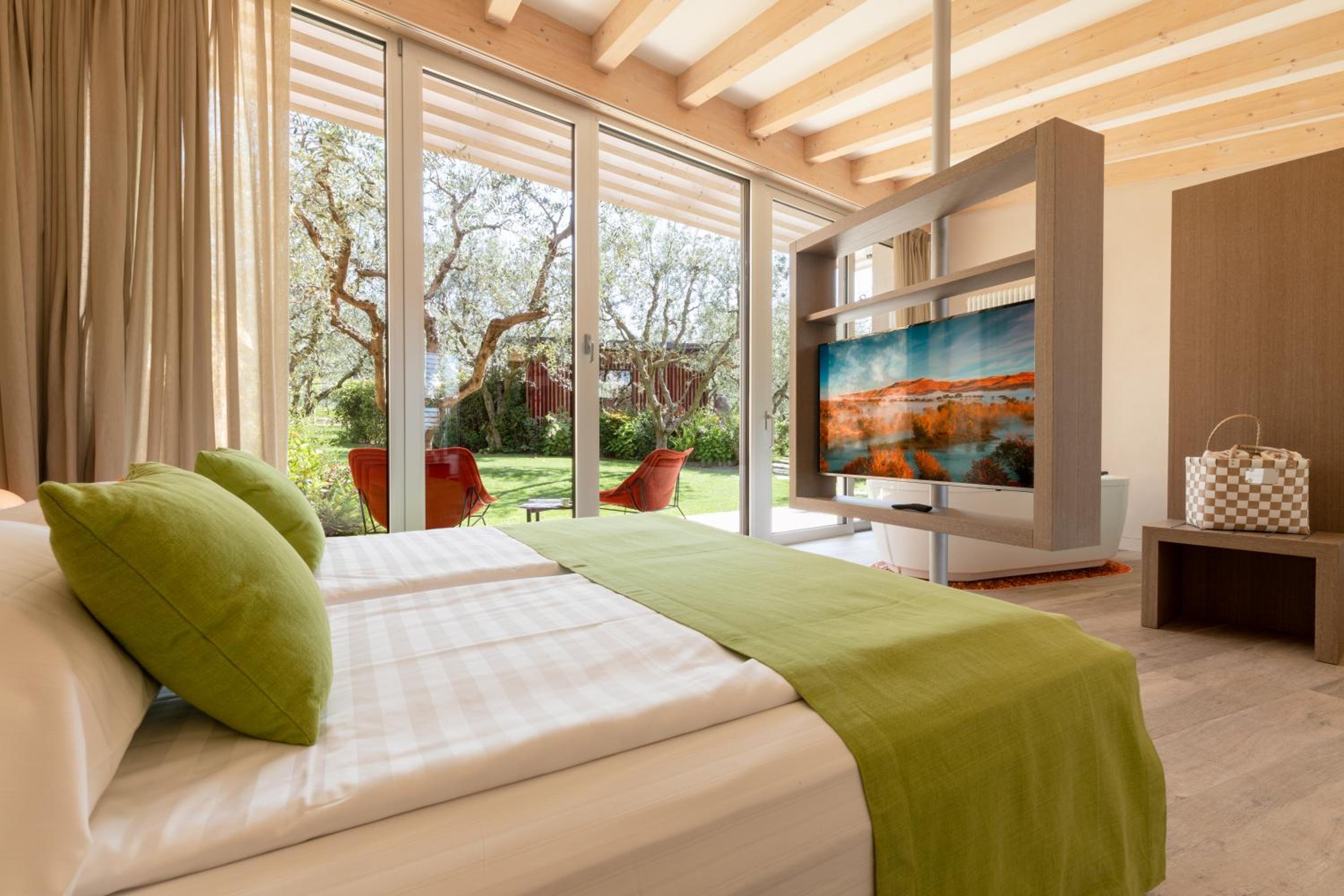 One-Bedroom Suite - Photo 11