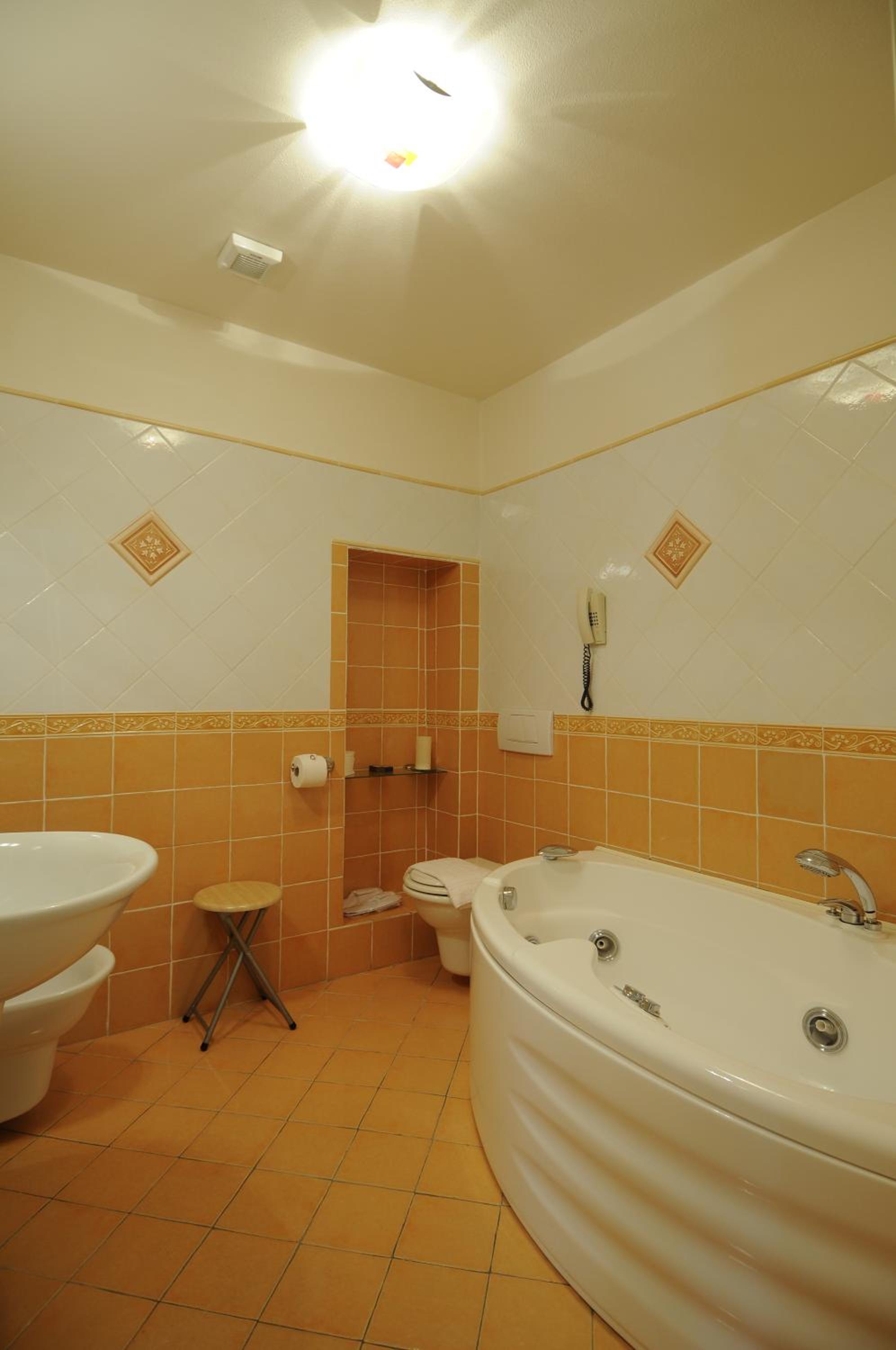 Deluxe Double Room - Photo 8