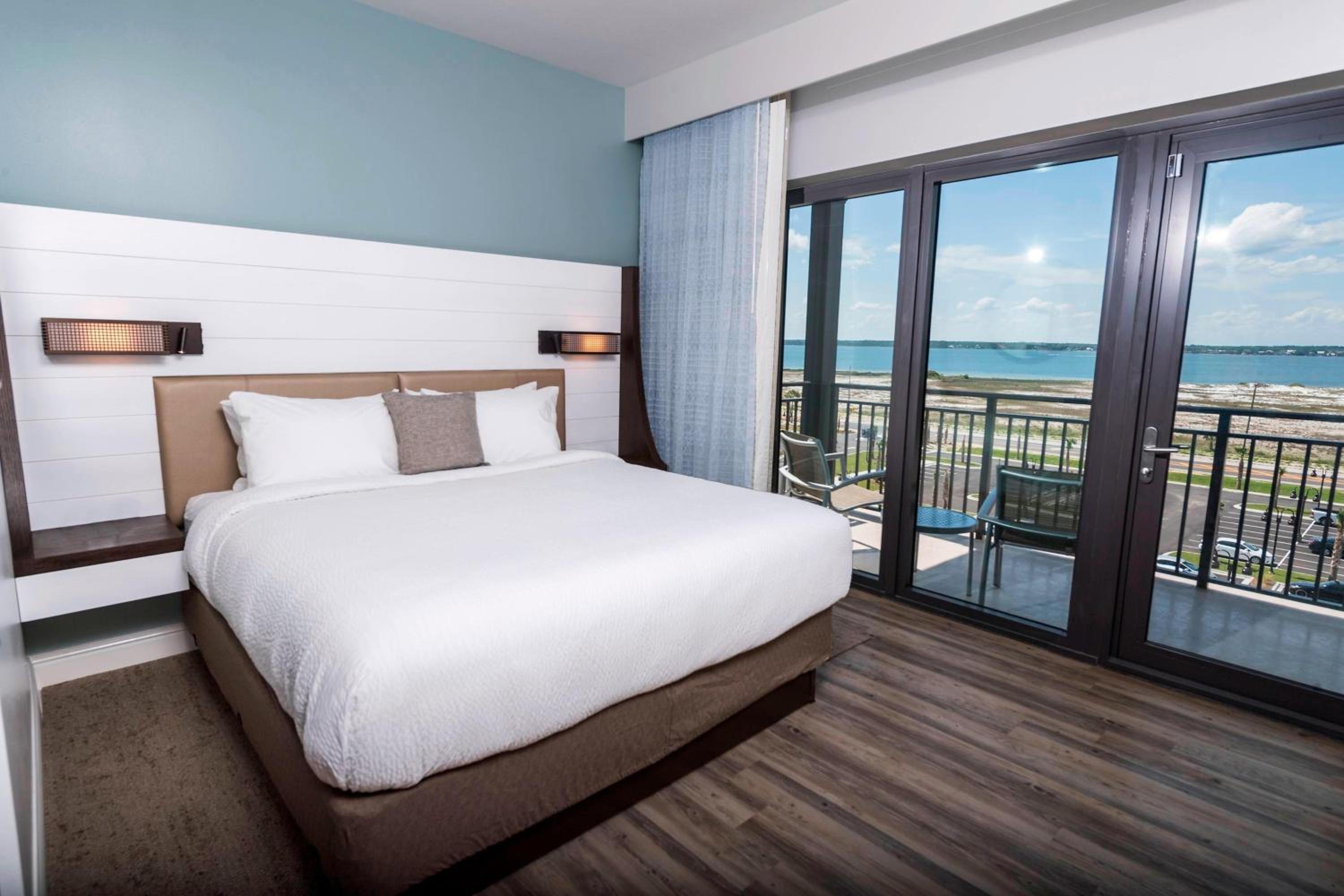 King Suite with Bay View, Balcony, Sofa Bed and Bathtub - Mobility Access