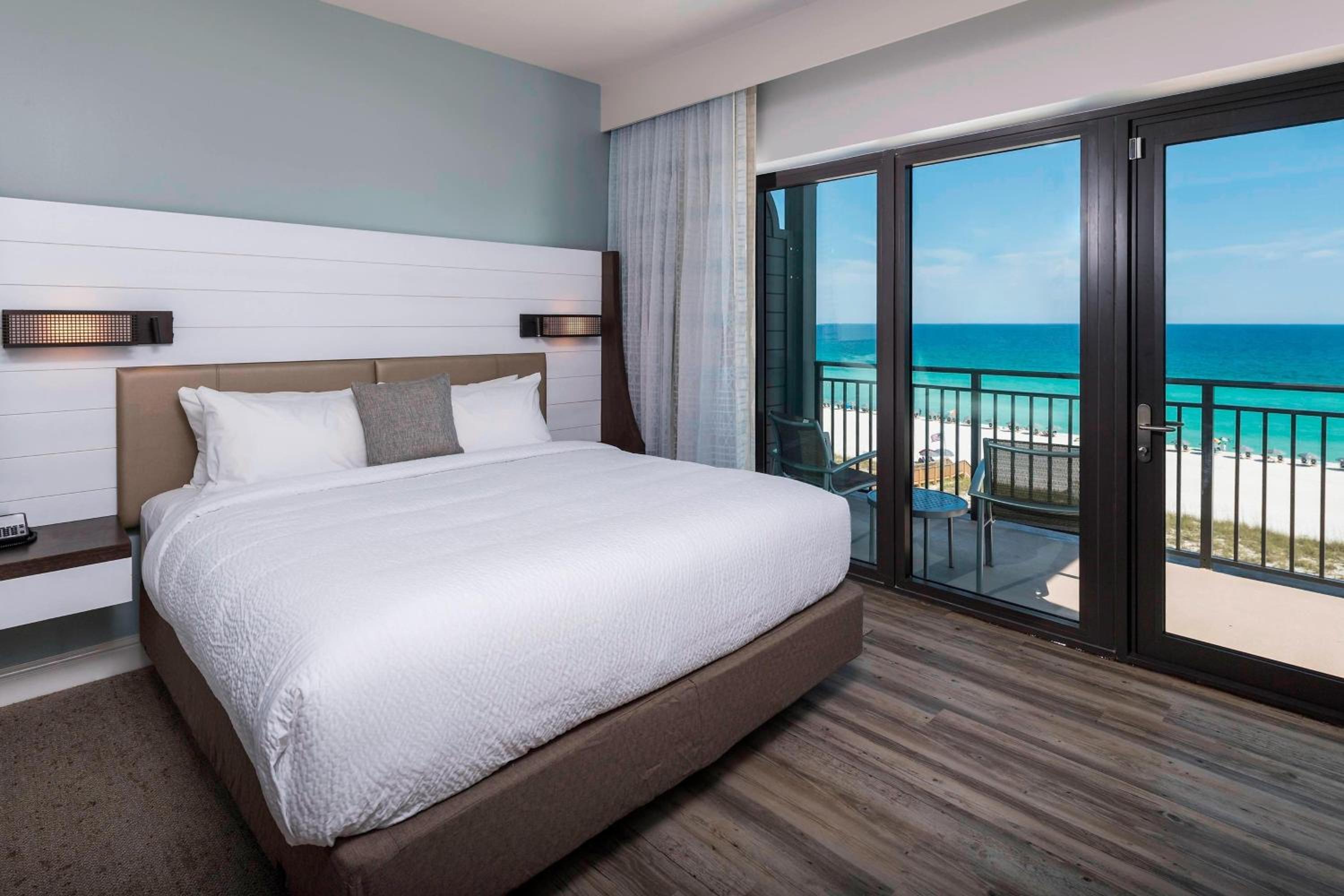 King Suite with Gulf View, Balcony, Sofa Bed and Bathtub - Mobility Access