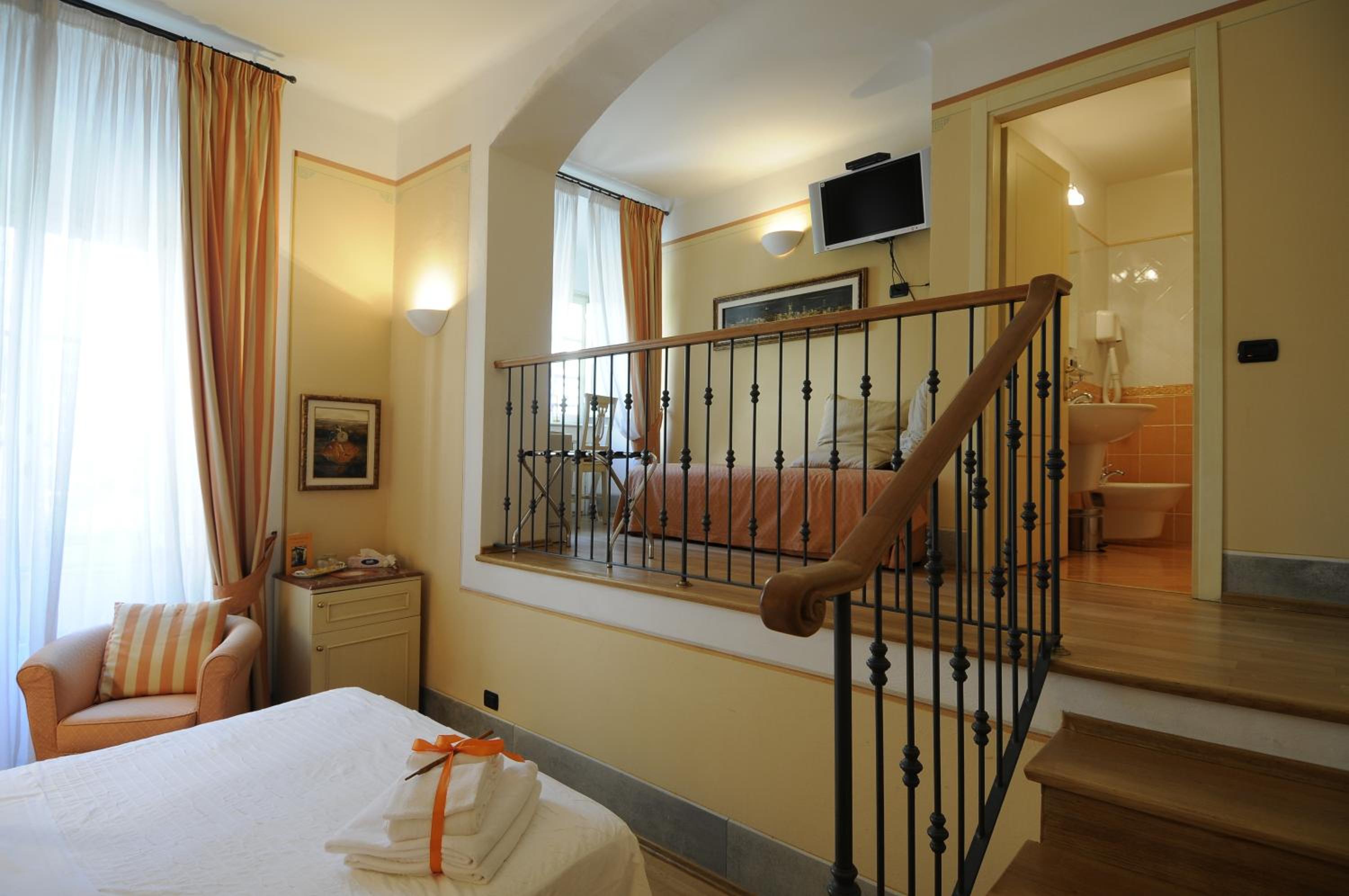 Deluxe Double Room - Photo 9