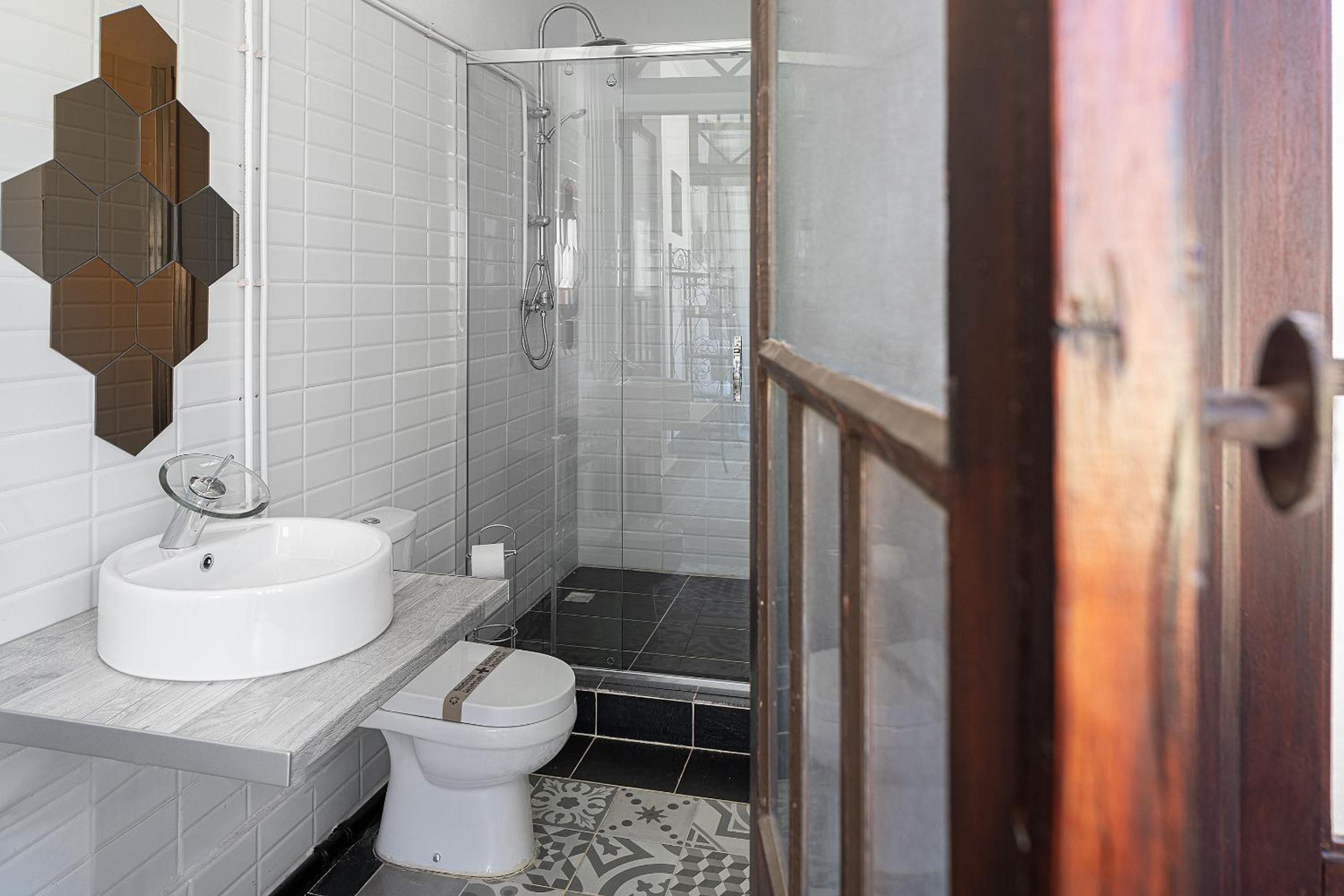Double Room with Balcony - Photo 11