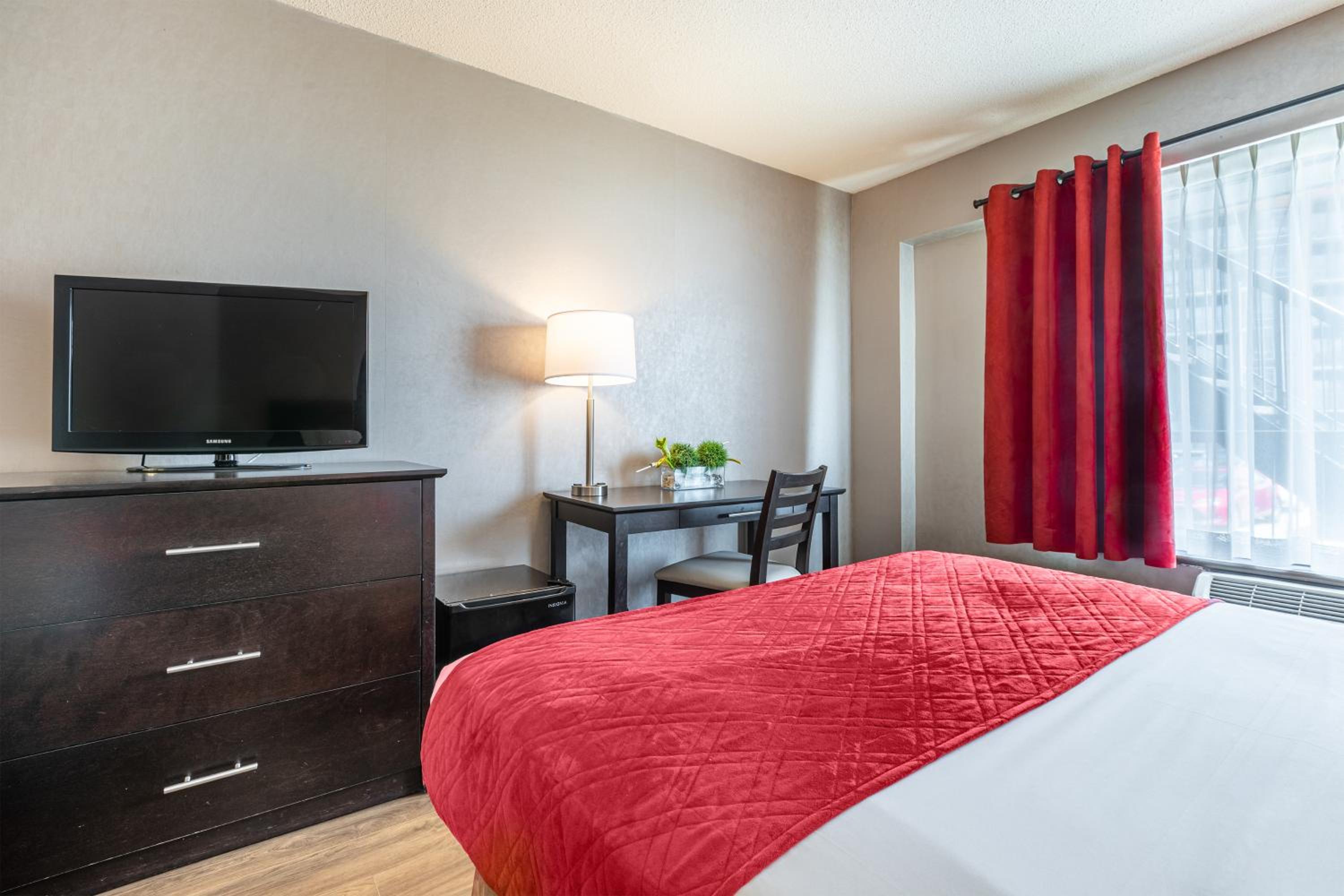 Standard Room with Two Queen Beds - Photo 2