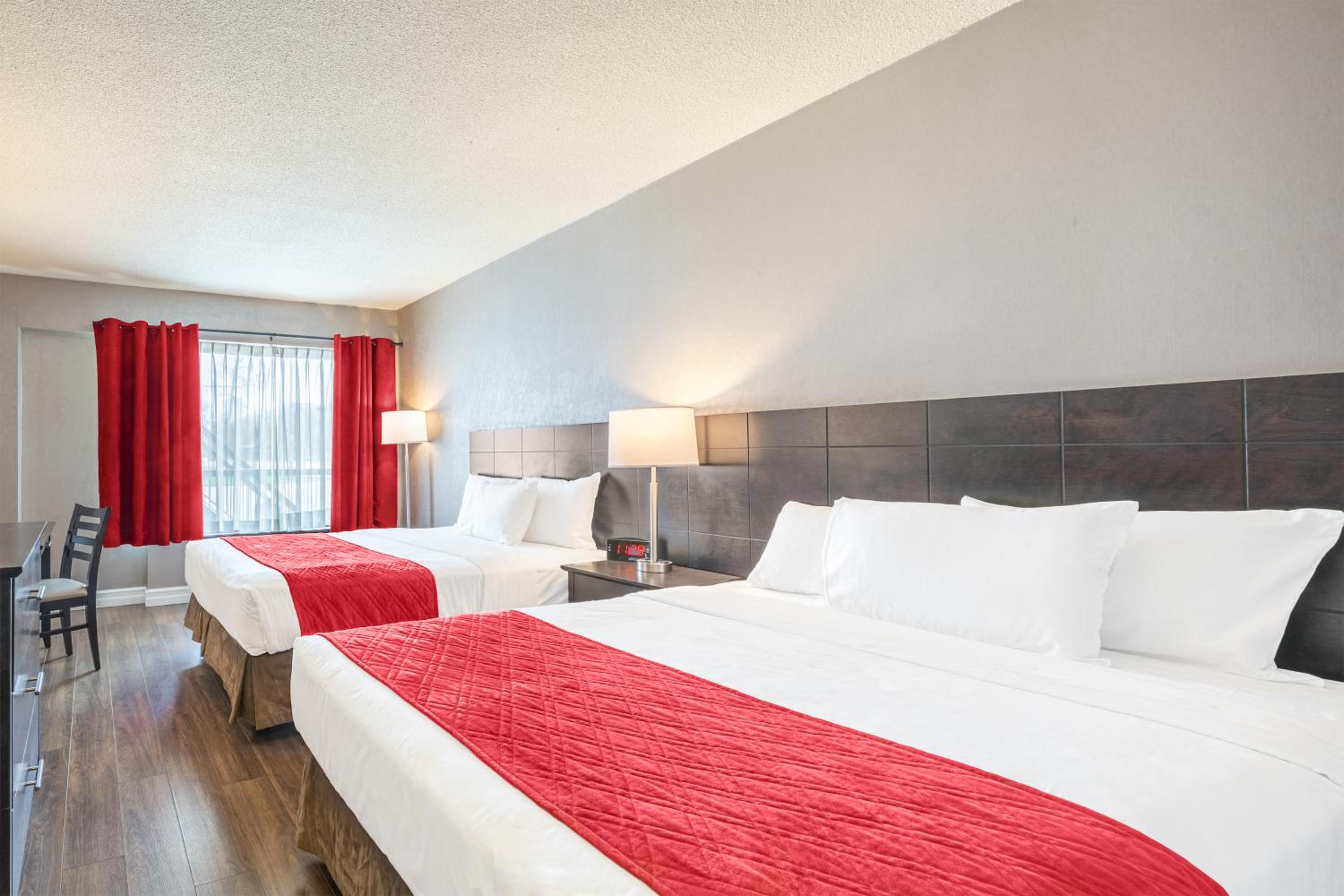 Standard Room with Two Queen Beds - Photo 4