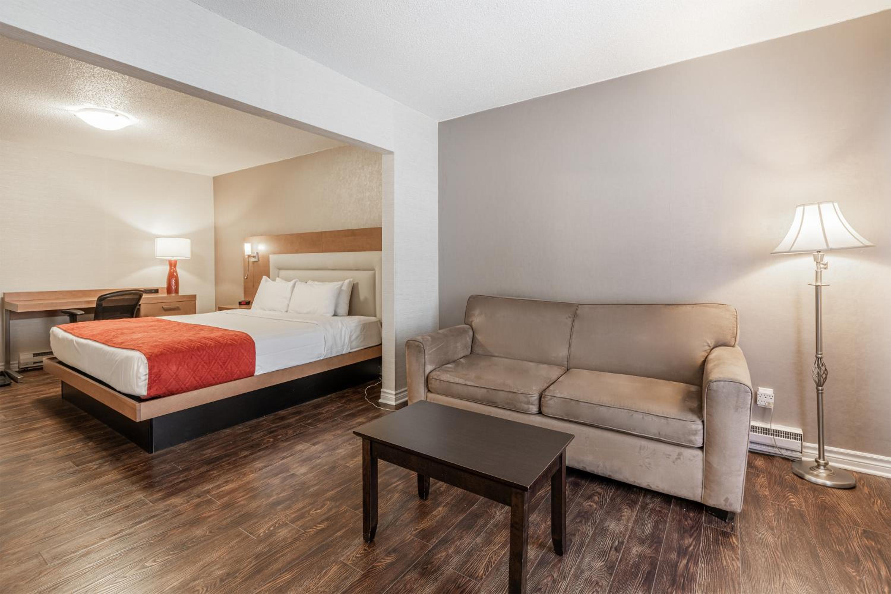 One Queen Bed With Kitchenette