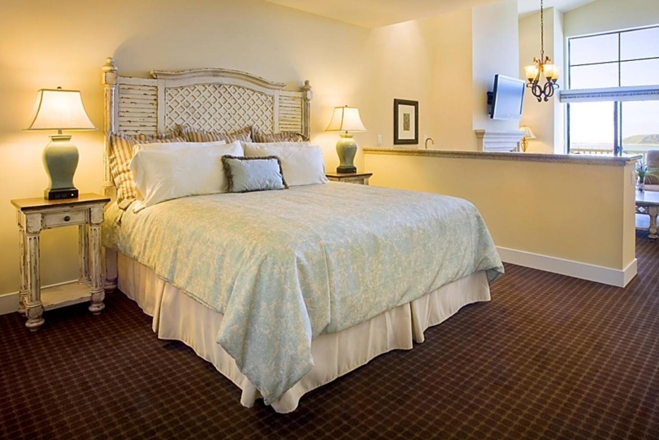 Deluxe King Room with Harbor View photo 1