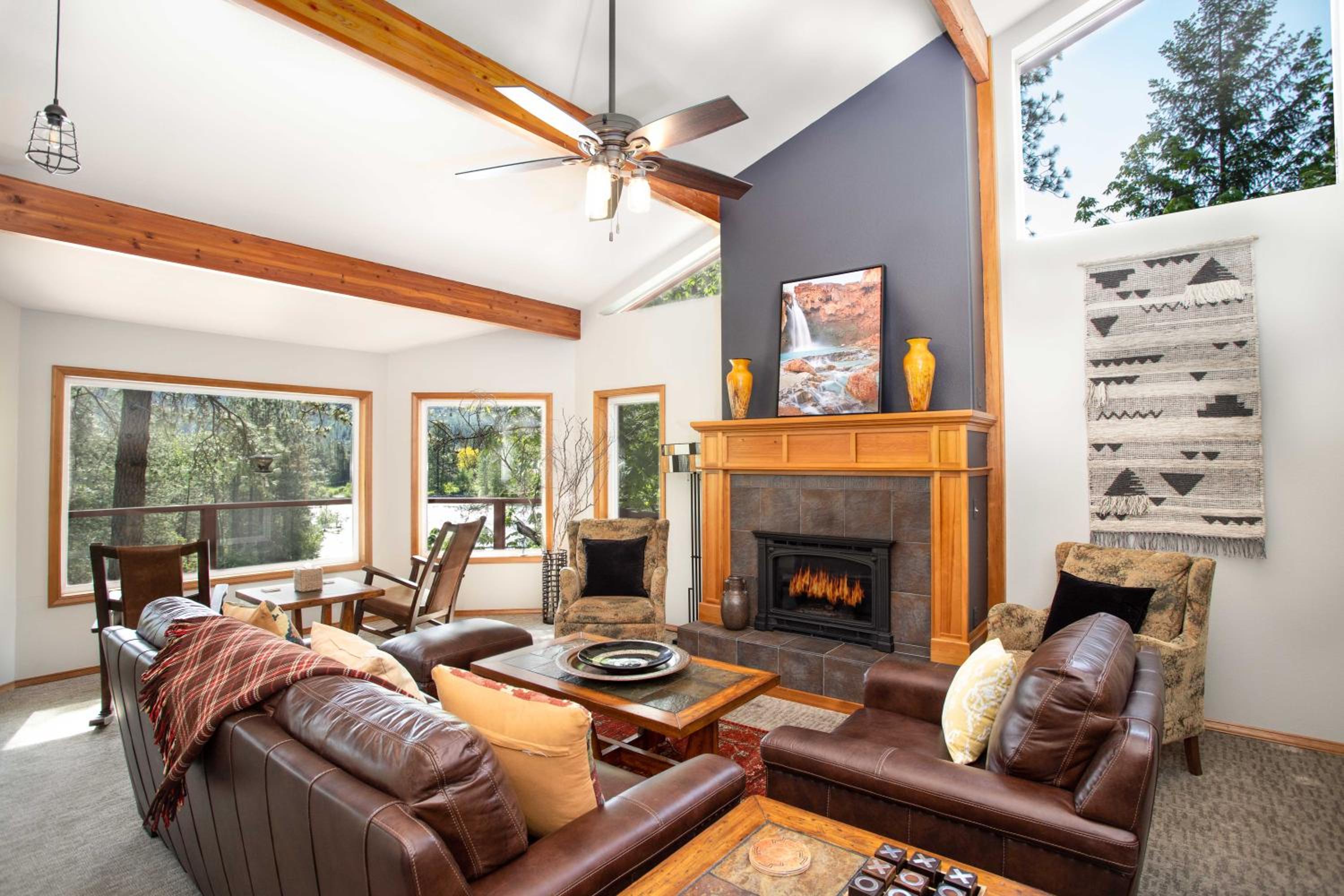 Colorado Suite On The River (Located On Icicle Road, 1.5 Miles From The Obertal Inn And 1.5 Miles From Downtown Leavenworth)
