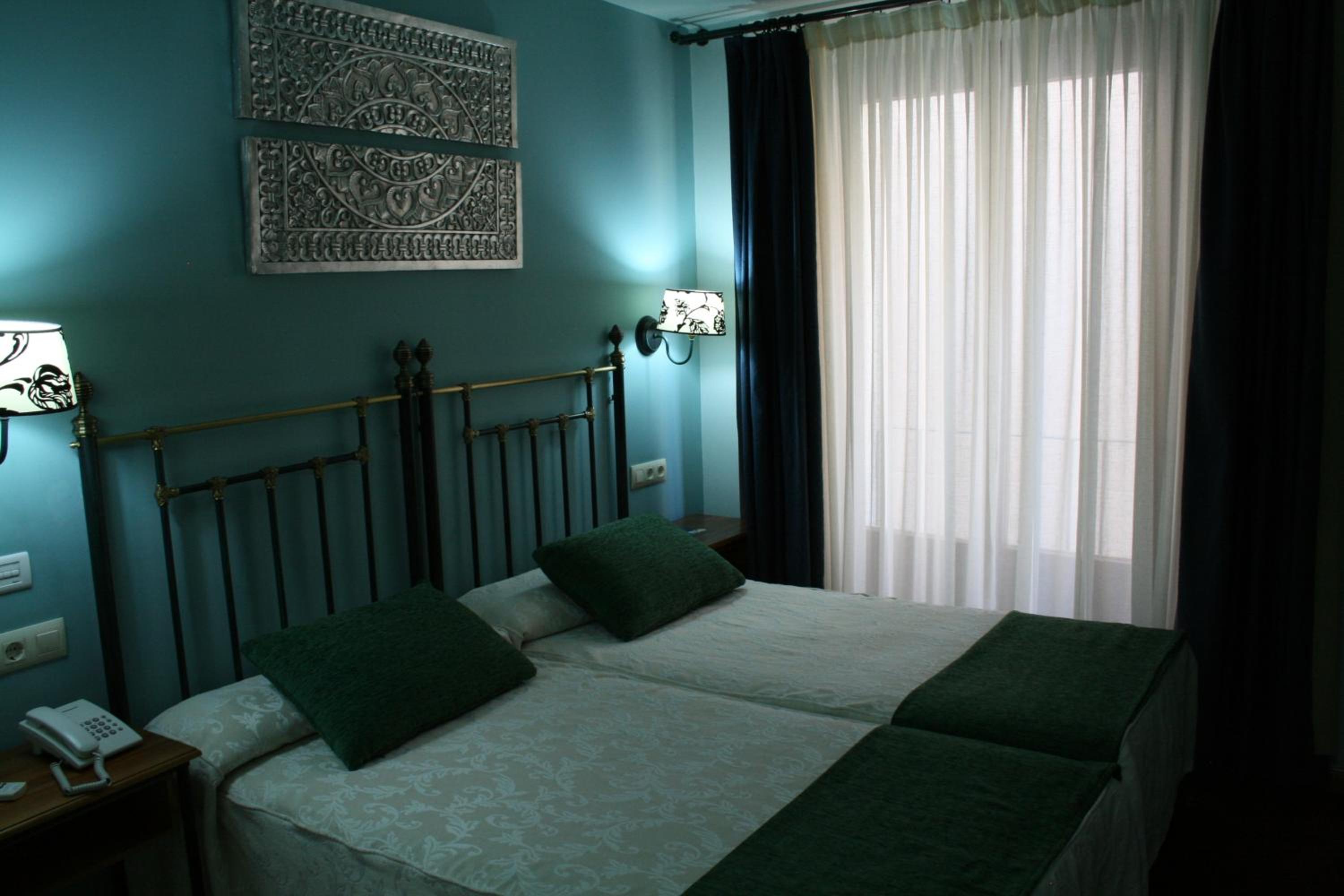 Double or Twin Room - Photo 6