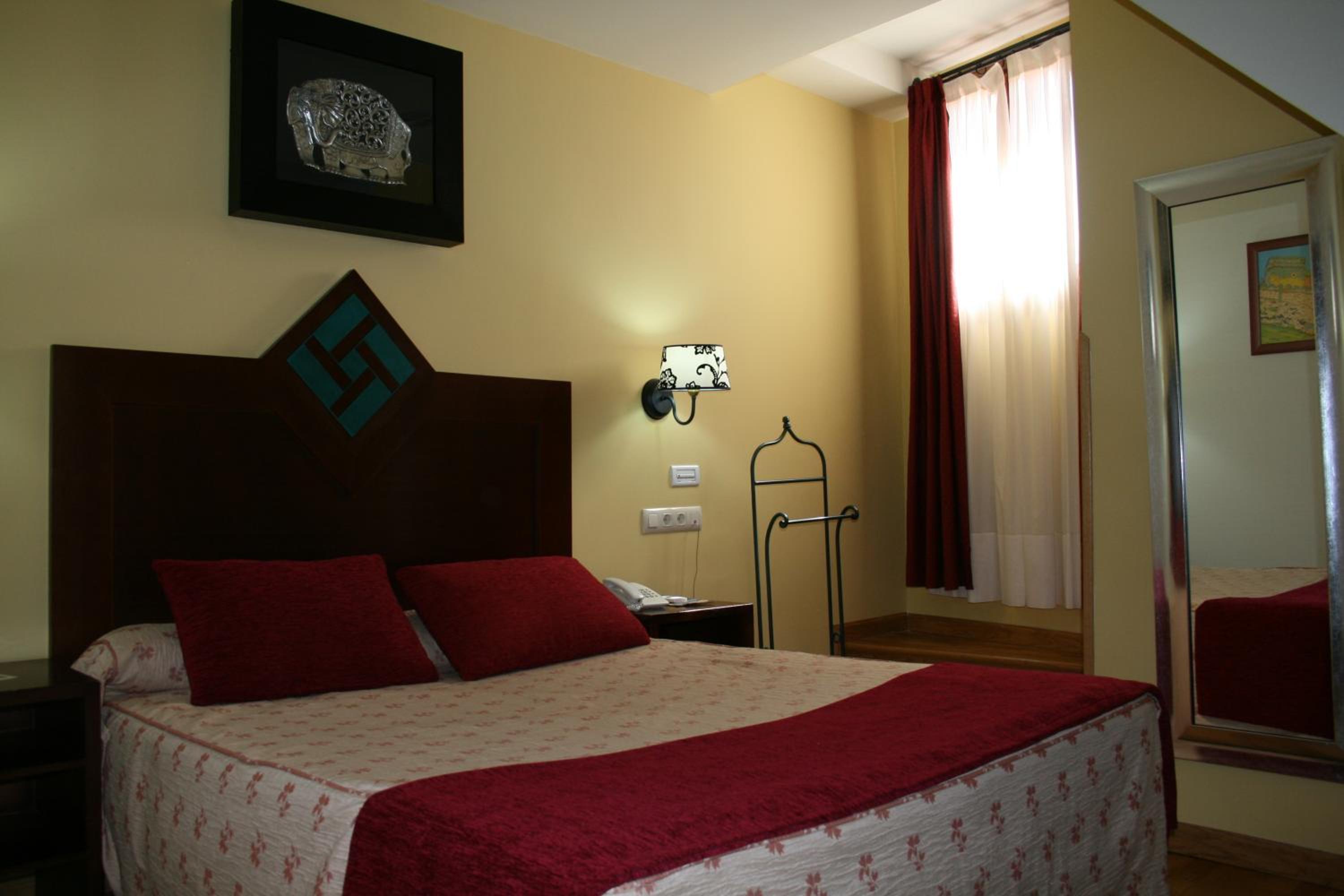 Double or Twin Room - Photo 10