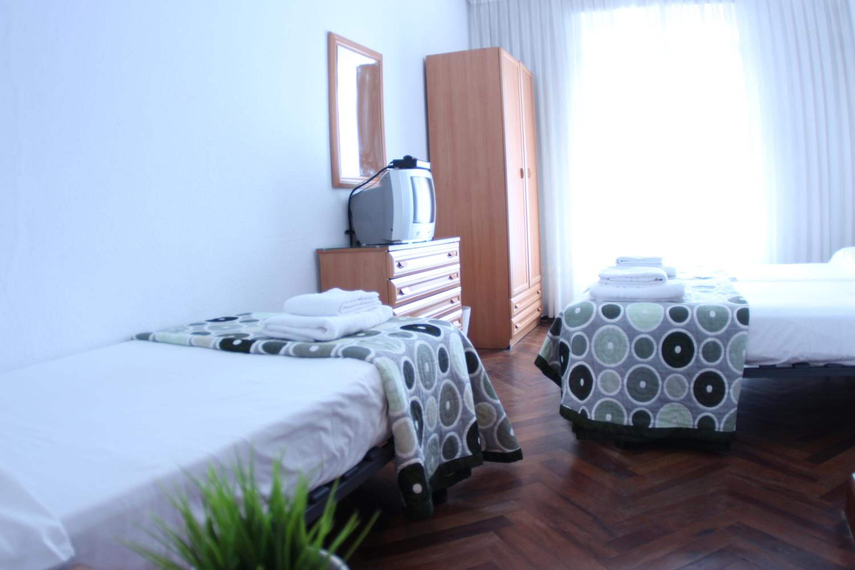 Habitación Triple con Baño Compartido