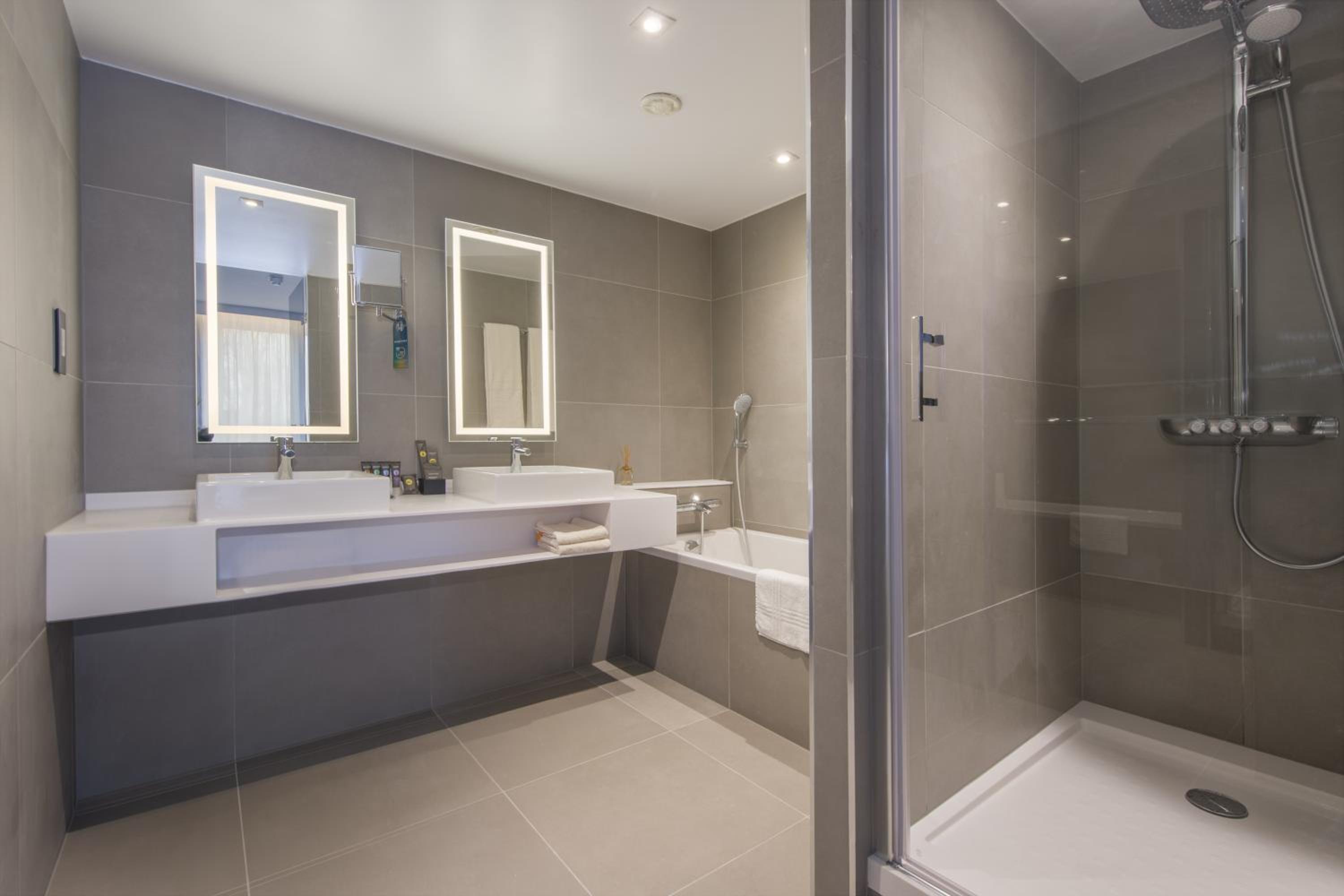 Junior Suite with 1 Queen Size Bed and 1 Convertible Double Sofa - Photo 4