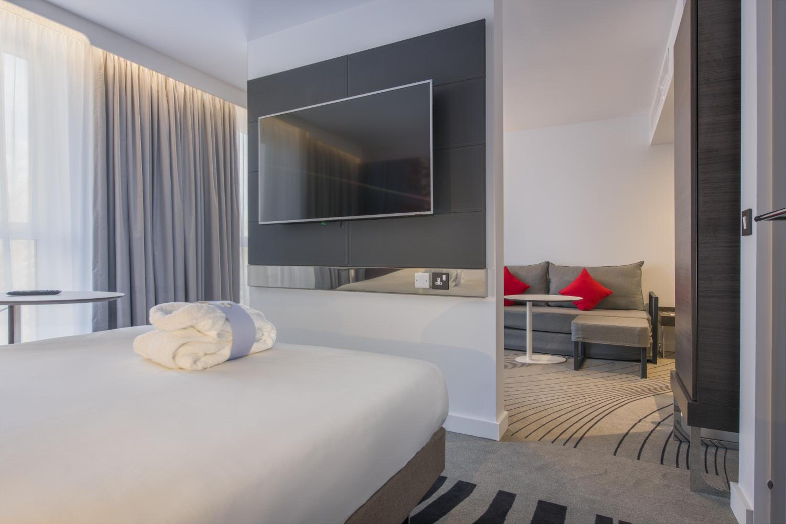 Junior Suite with 1 Queen Size Bed and 1 Convertible Double Sofa - Photo 1