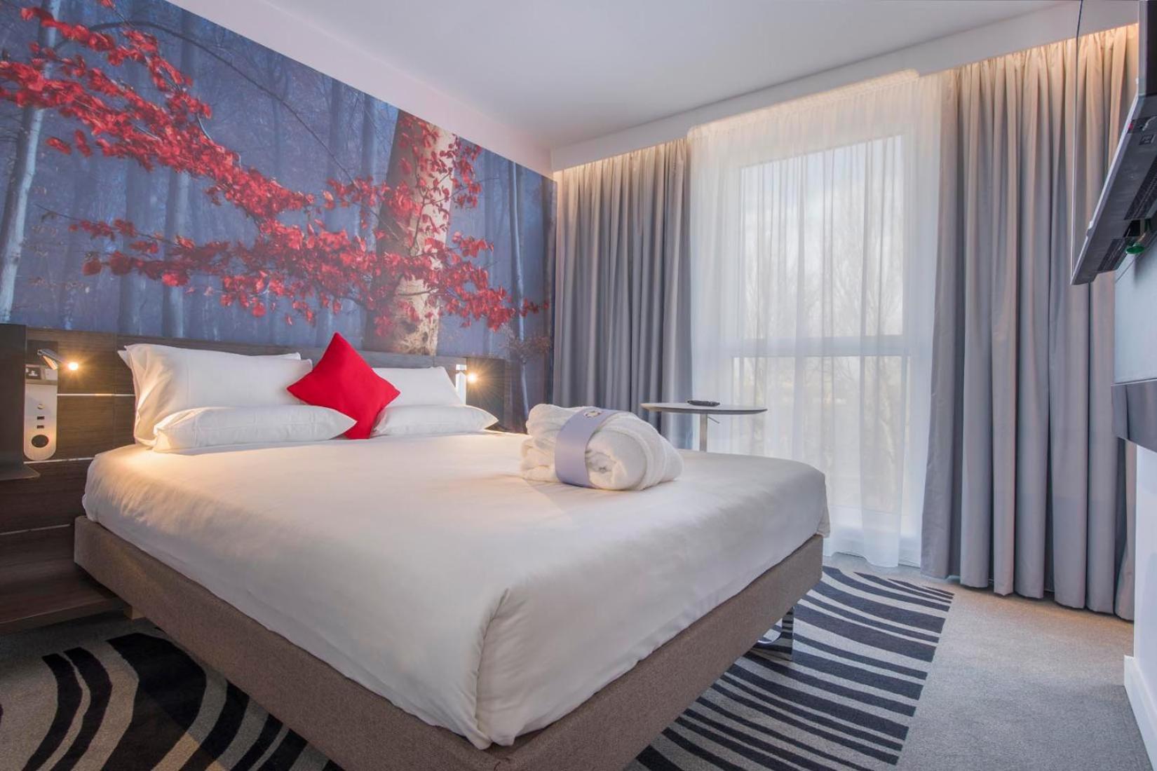 Deluxe Executive Queen Room with Sofa - Photo 1
