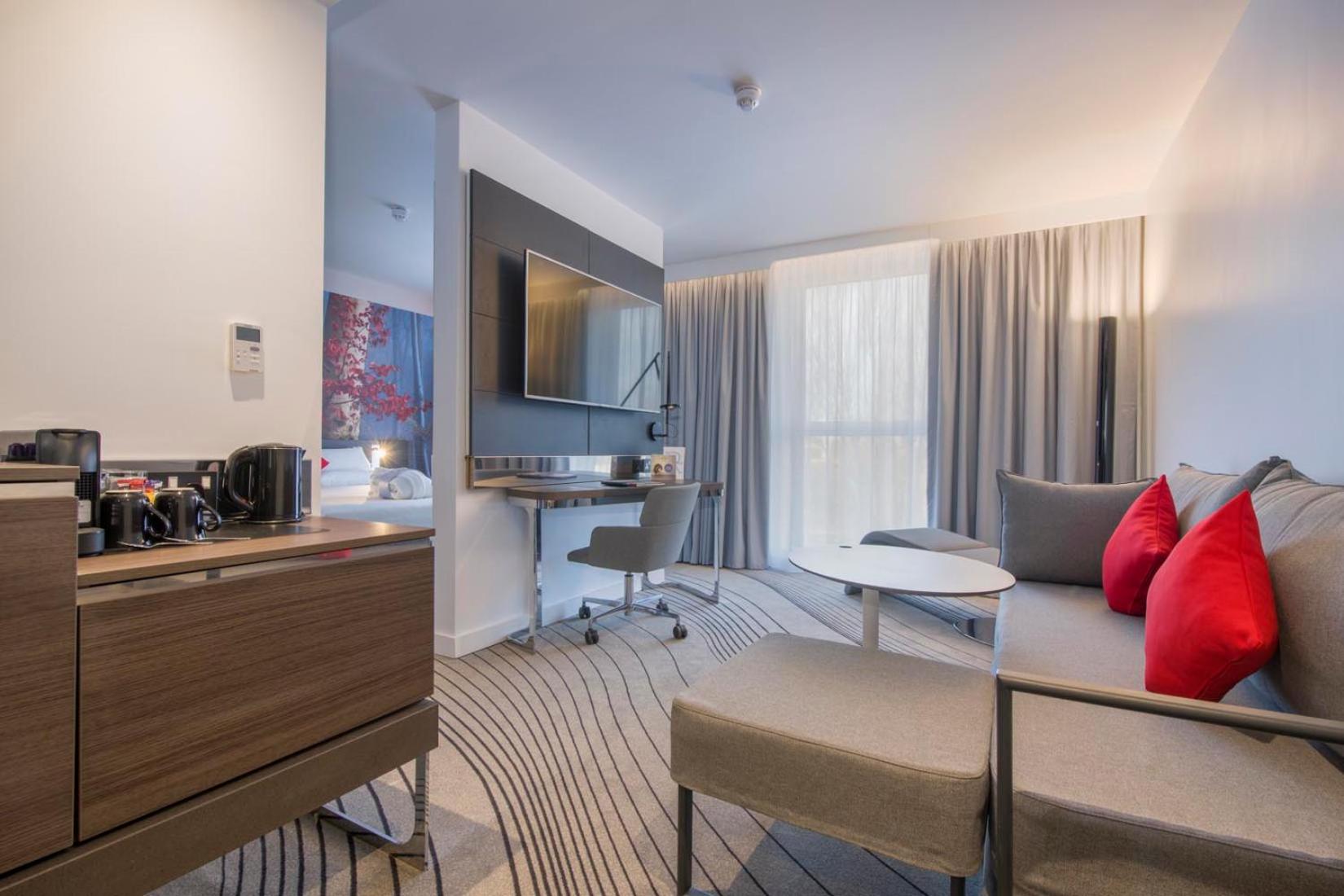 Junior Suite with 1 Queen Size Bed and 1 Convertible Double Sofa - Photo 5